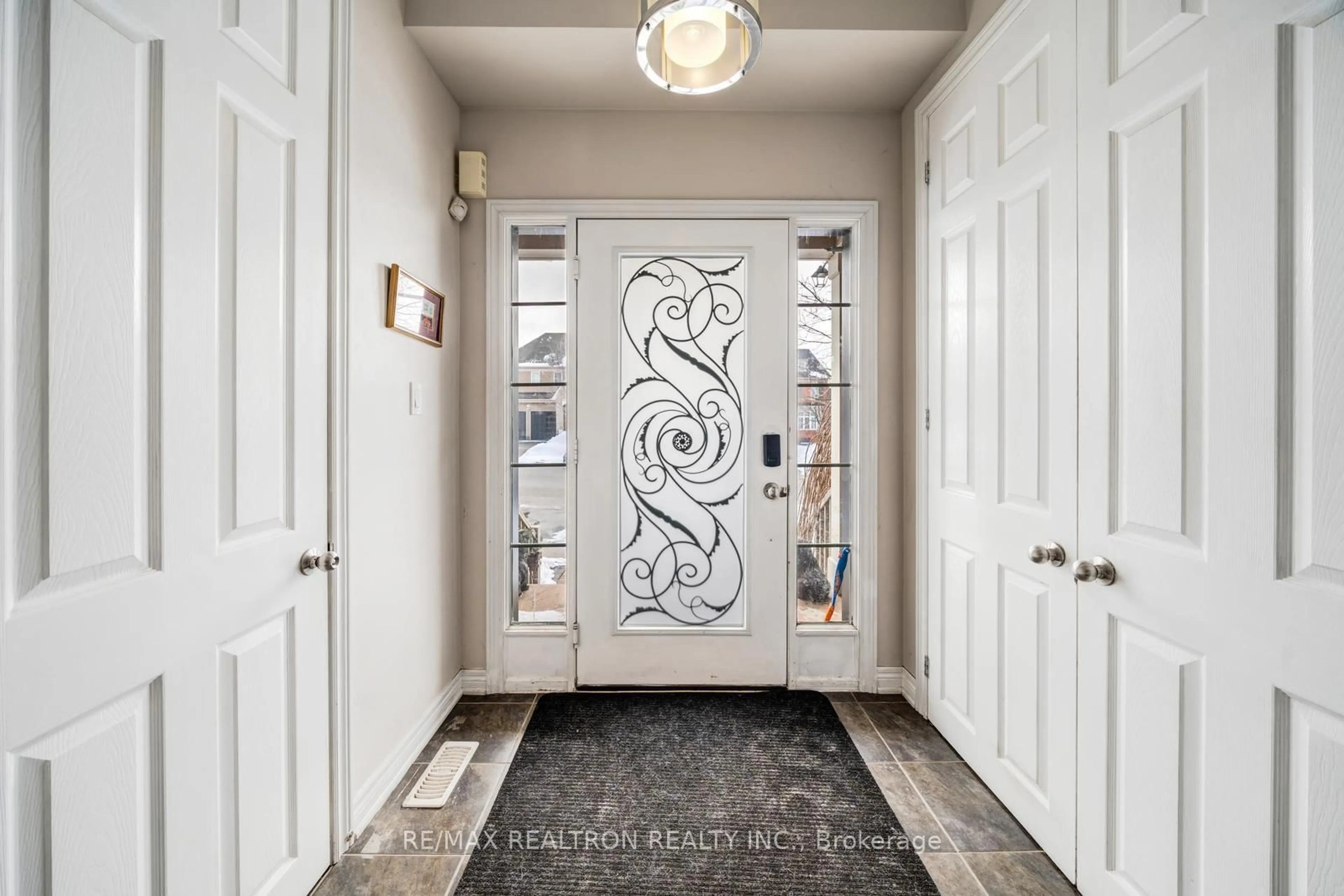Indoor entryway for 22 Northern Dancer Dr, Oshawa Ontario L1L 0A9