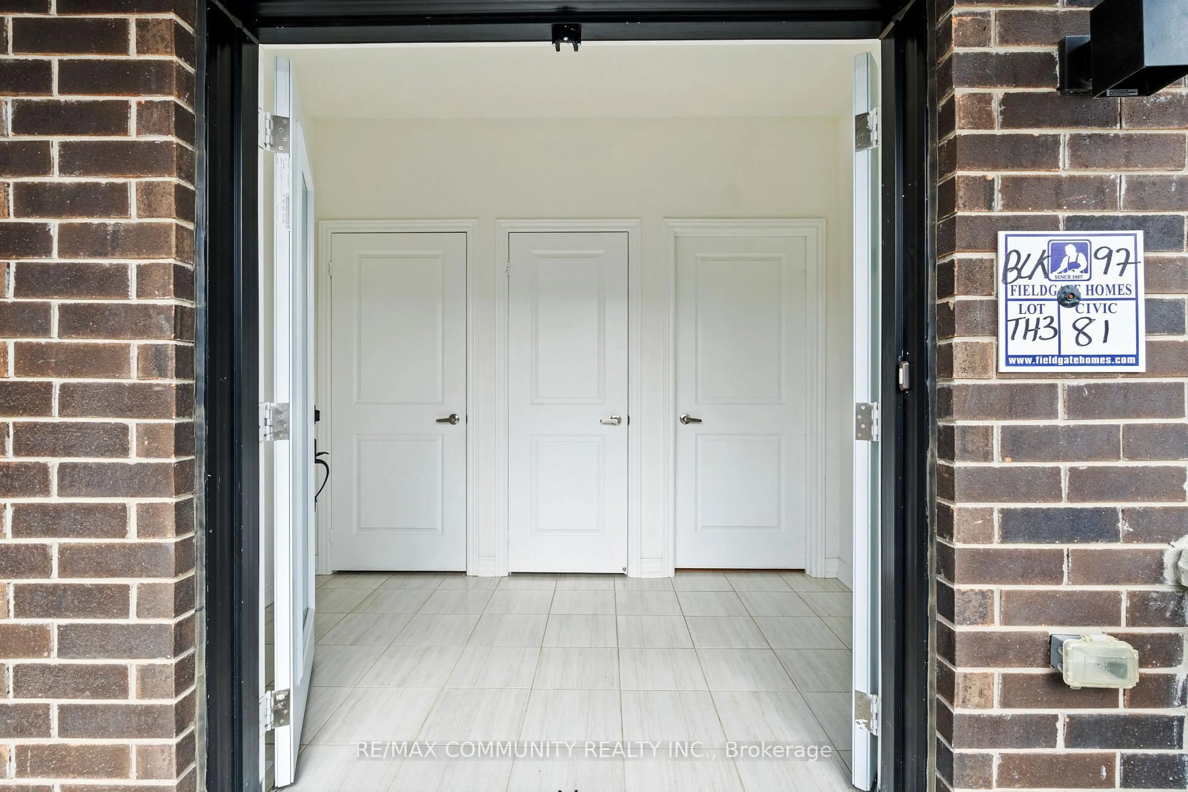 Indoor entryway for 81 Armilia Pl, Whitby Ontario L1P 0P7