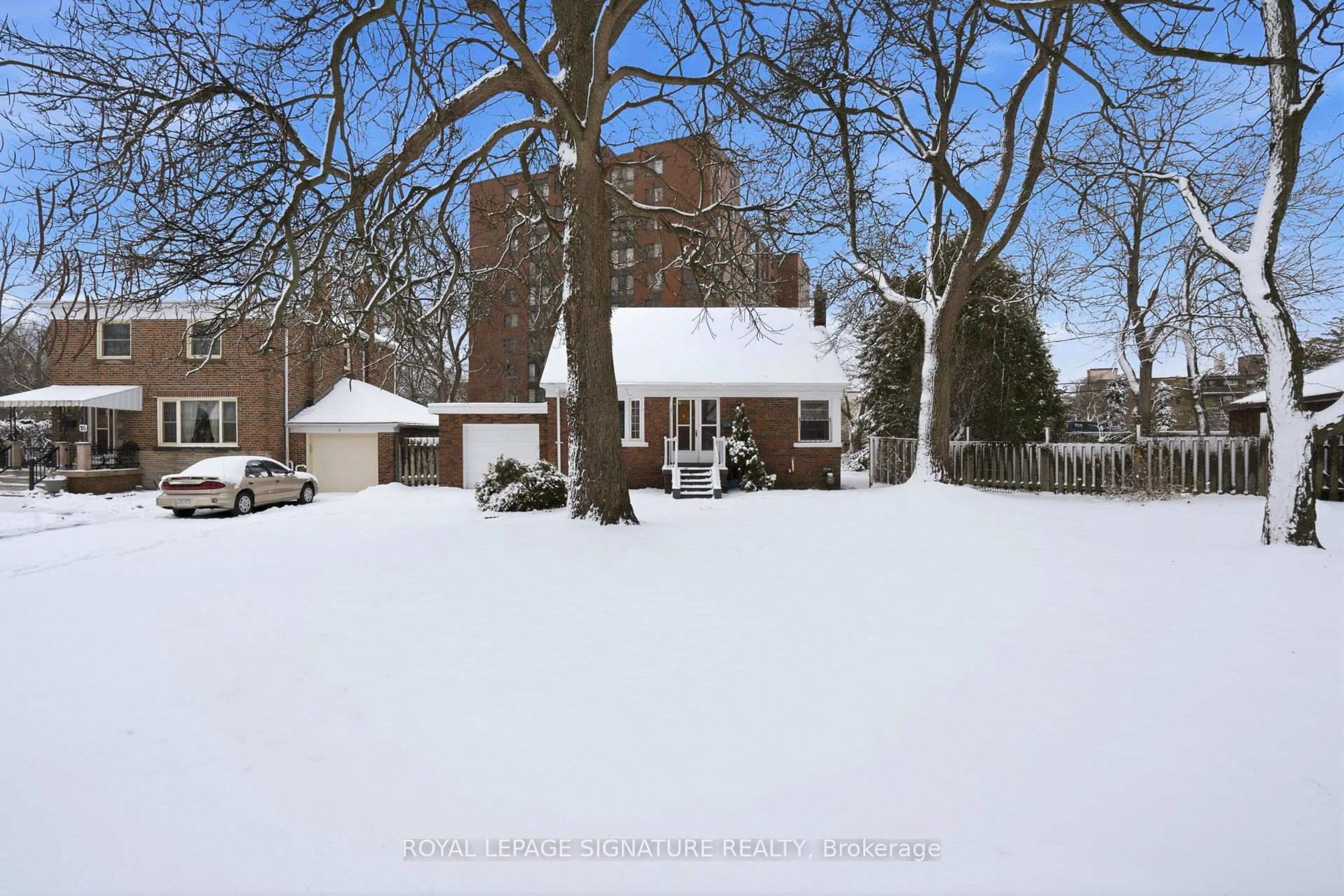 A pic from outside/outdoor area/front of a property/back of a property/a pic from drone, street for 11 Innisdale Dr, Toronto Ontario M1R 1C4