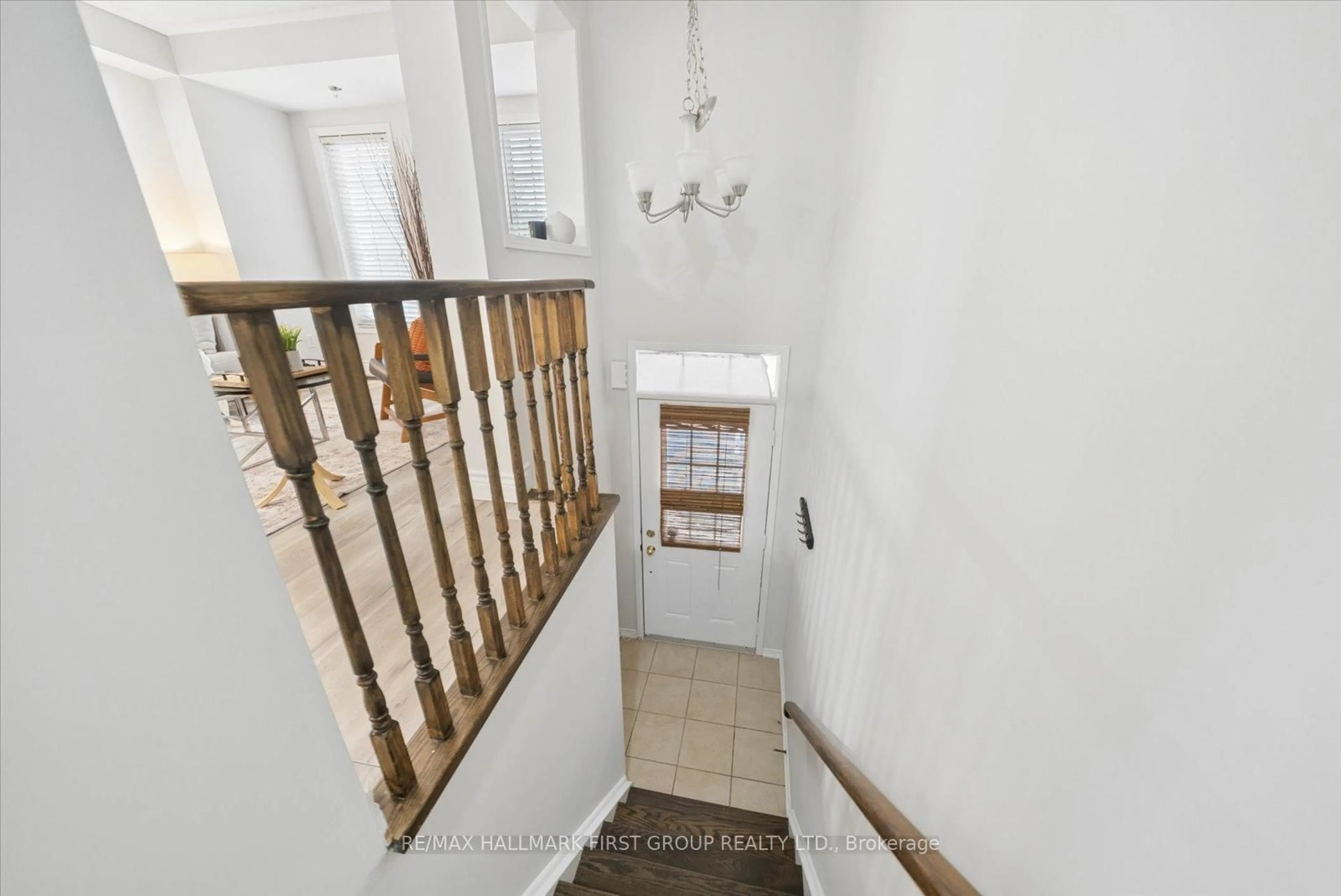 Indoor foyer for 14 Oakins Lane, Ajax Ontario L1T 0H2