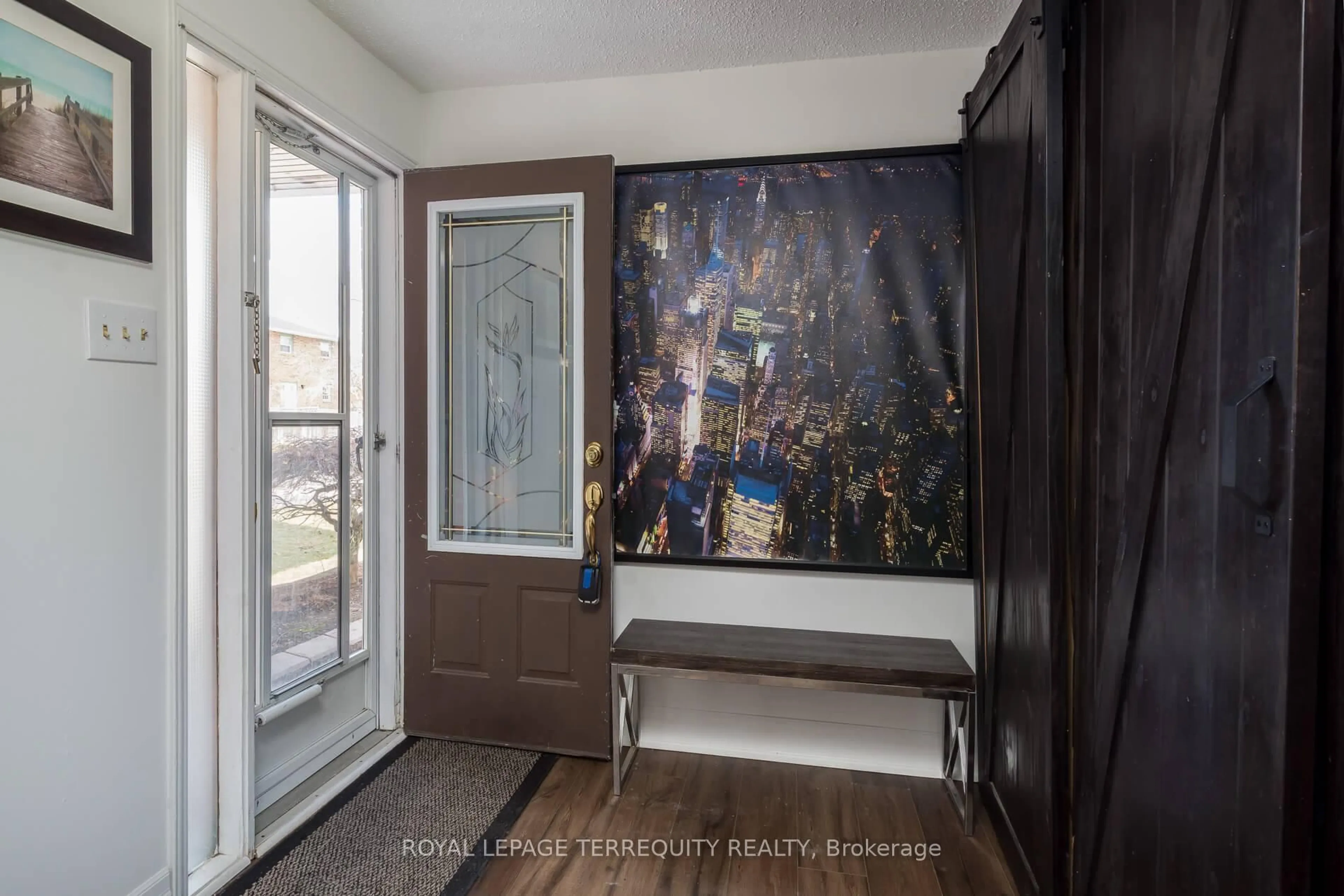 Indoor entryway for 630 Sultana Sq, Pickering Ontario L1V 3Y3