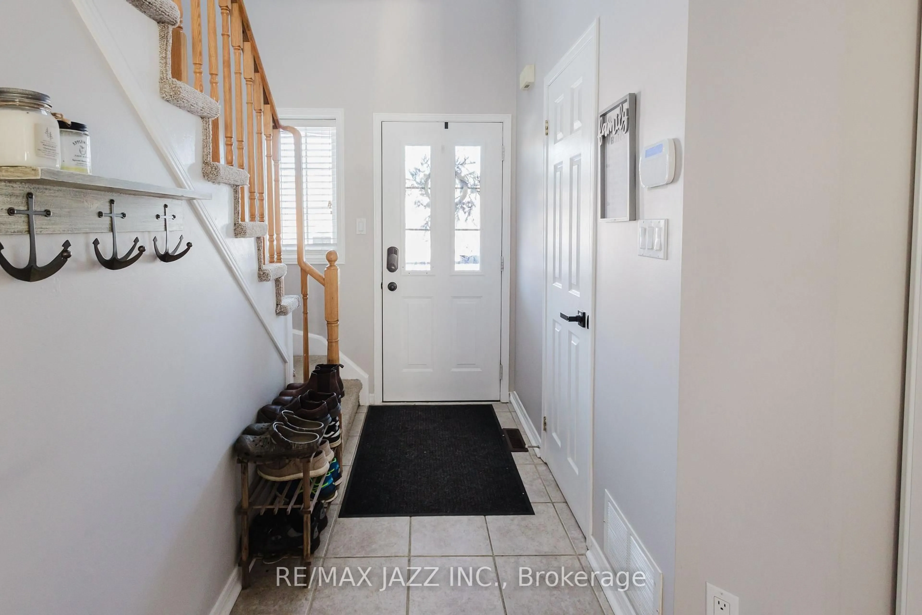Indoor entryway for 104 Calwell Dr, Scugog Ontario L9L 1T7