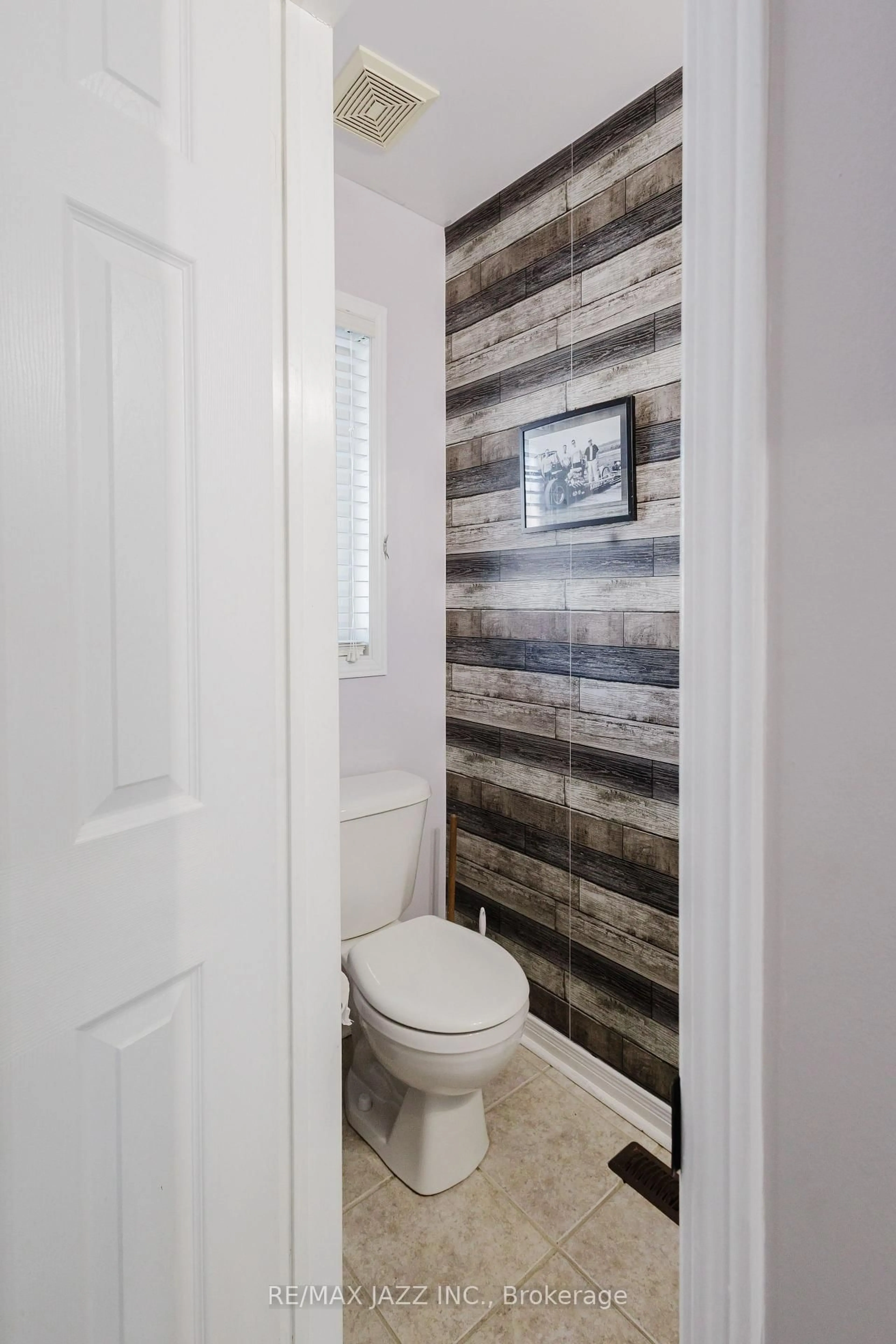 Contemporary bathroom, unknown for 104 Calwell Dr, Scugog Ontario L9L 1T7