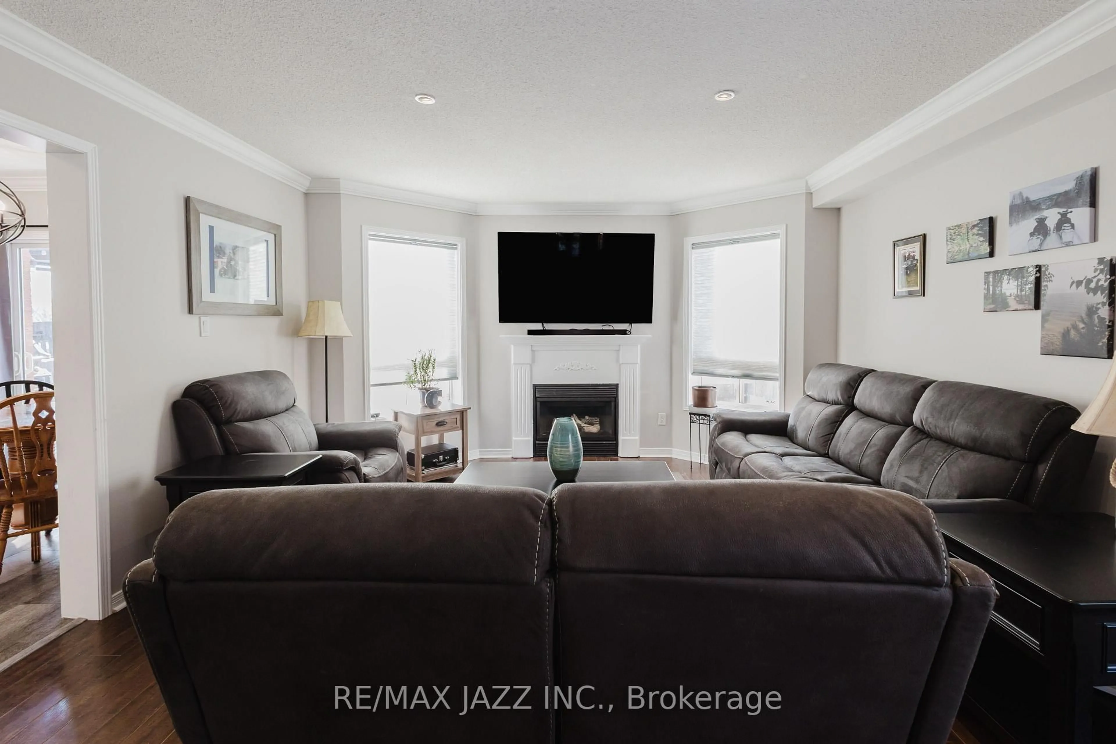 Living room with furniture, ceramic/tile floor for 104 Calwell Dr, Scugog Ontario L9L 1T7
