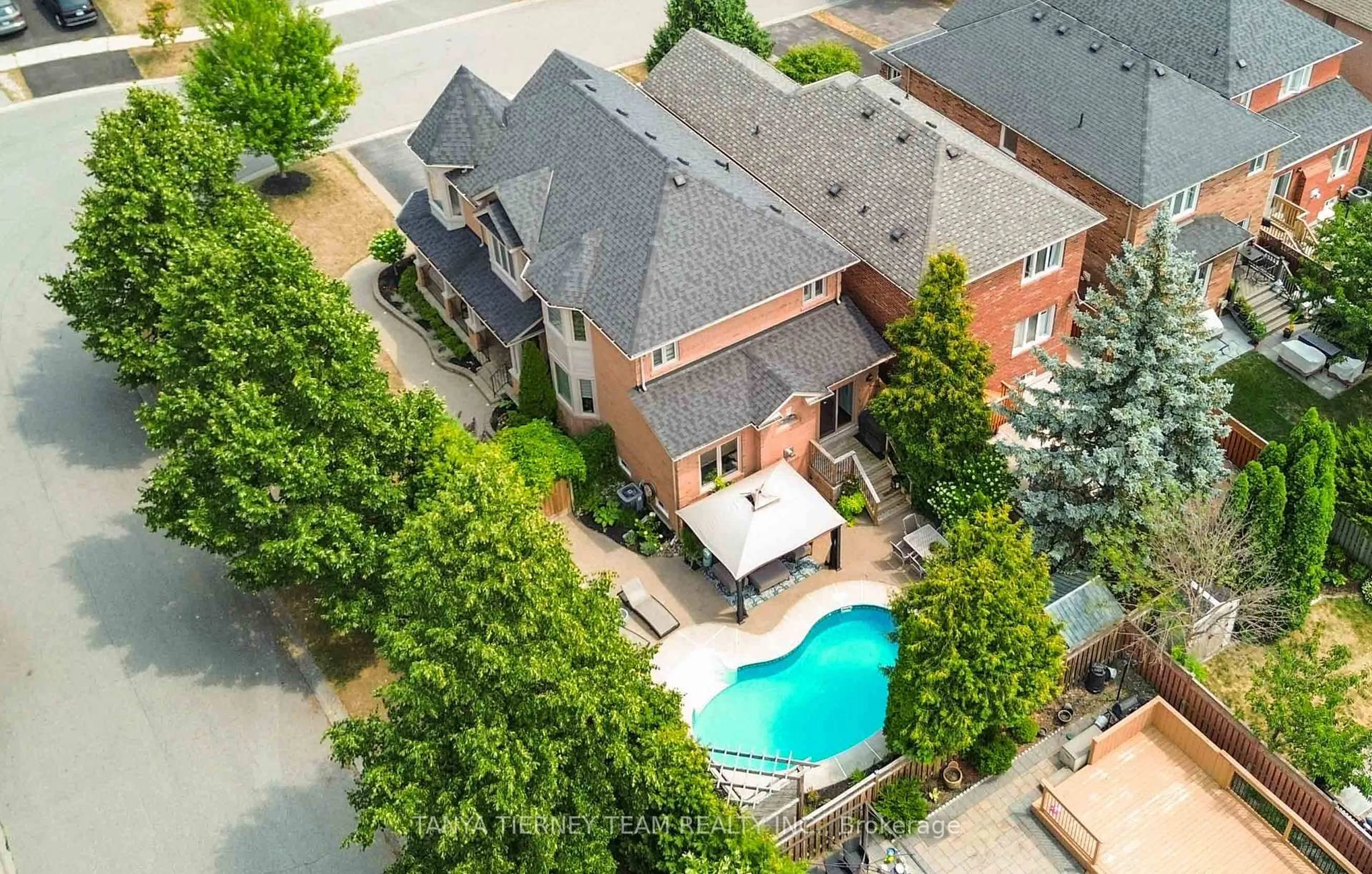 A pic from outside/outdoor area/front of a property/back of a property/a pic from drone, street for 98 Bach Ave, Whitby Ontario L1R 2P8