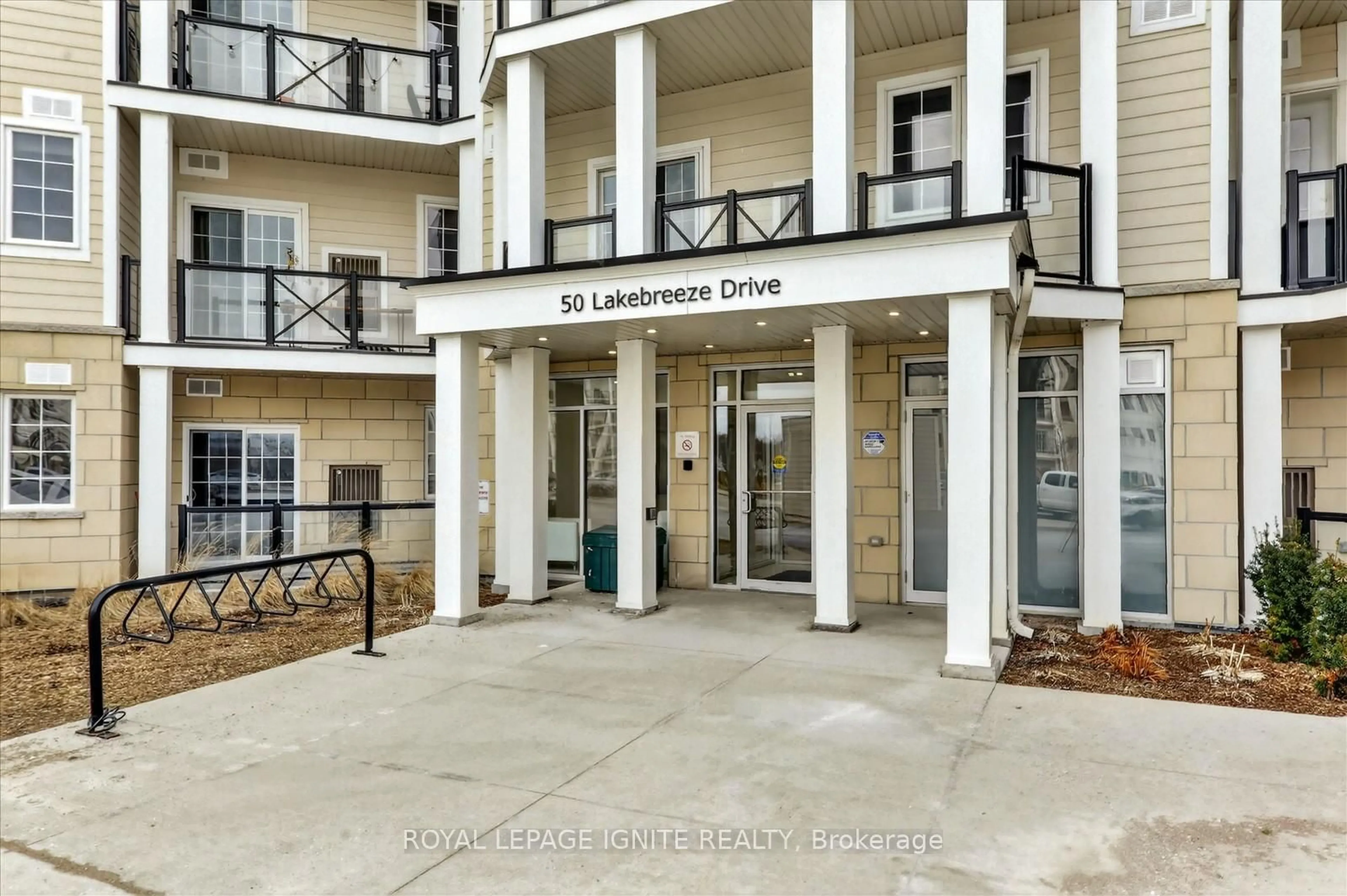 Indoor foyer for 50 Lakebreeze Dr #128, Clarington Ontario L1B 0V9