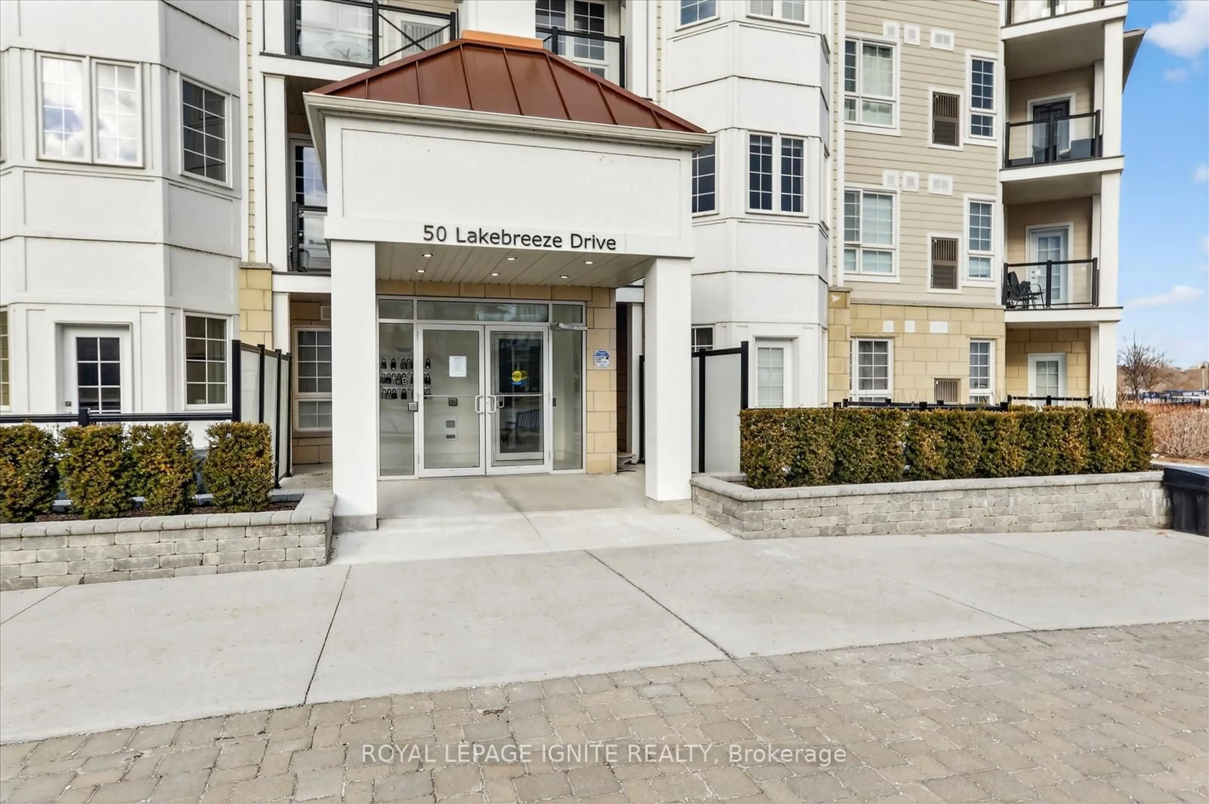 Indoor foyer for 50 Lakebreeze Dr #128, Clarington Ontario L1B 0V9