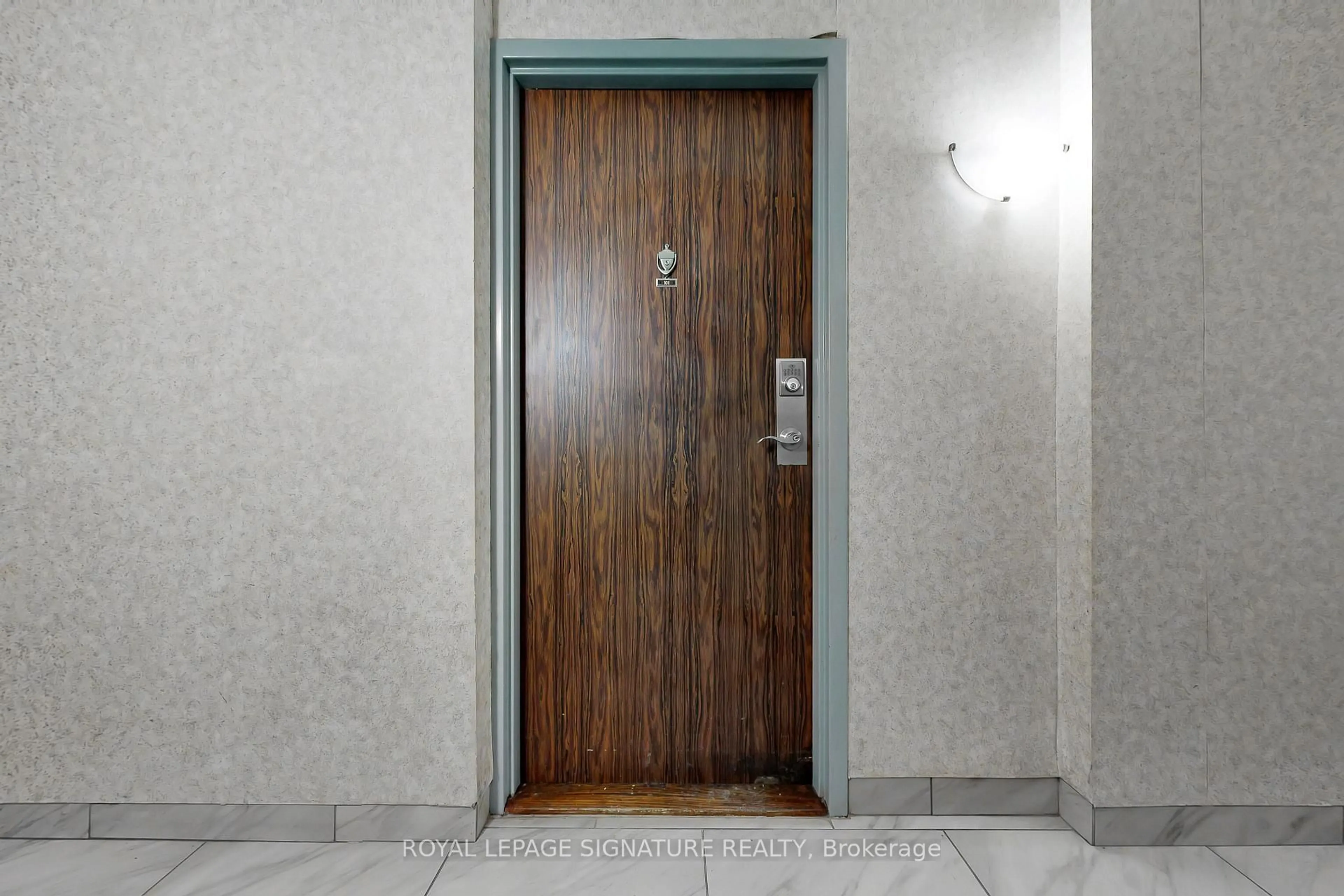 Indoor foyer for 301 Prudential Dr #101, Toronto Ontario M1P 4V3