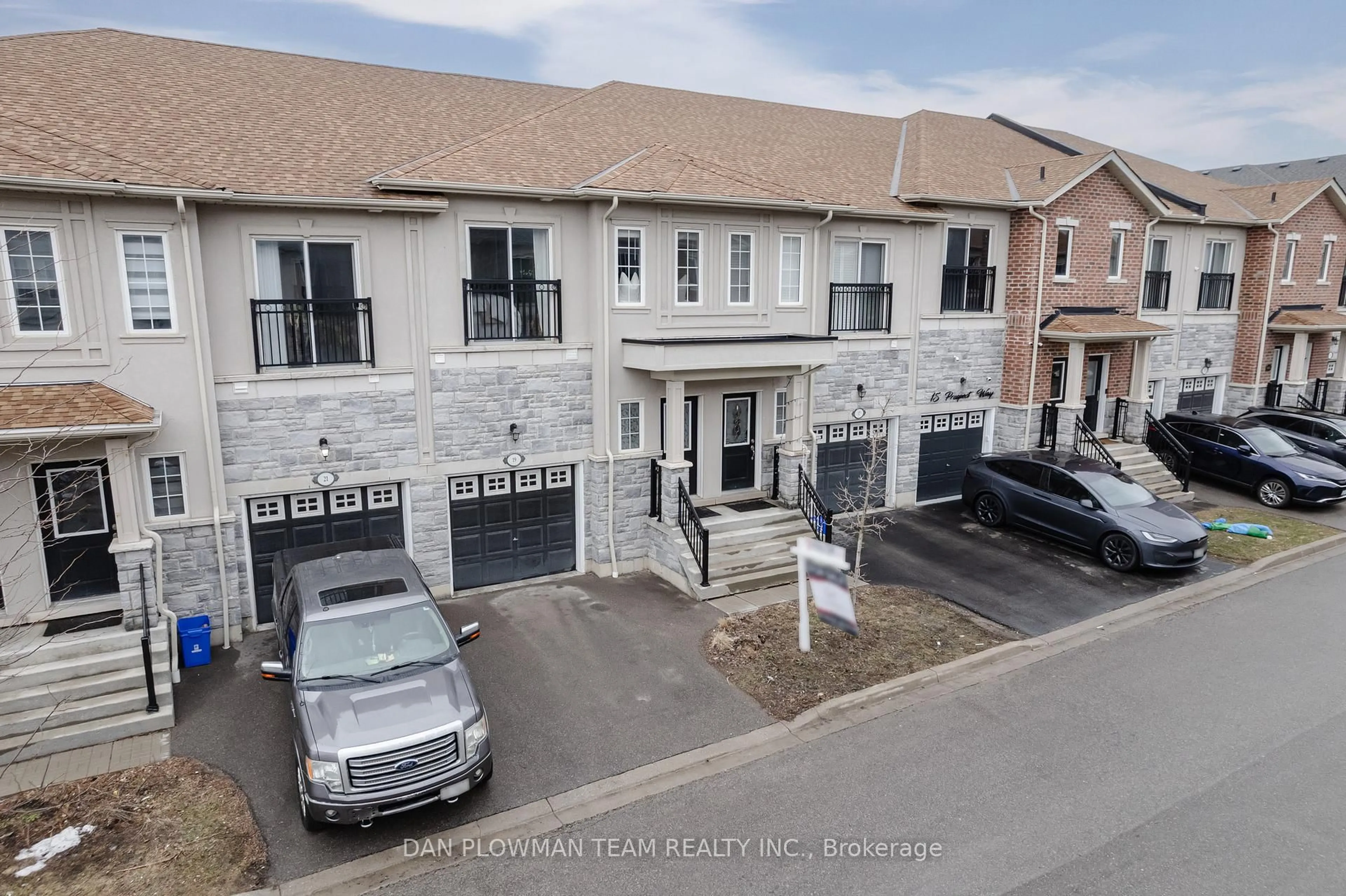 A pic from outside/outdoor area/front of a property/back of a property/a pic from drone, street for 19 Prospect Way, Whitby Ontario L1N 0L4