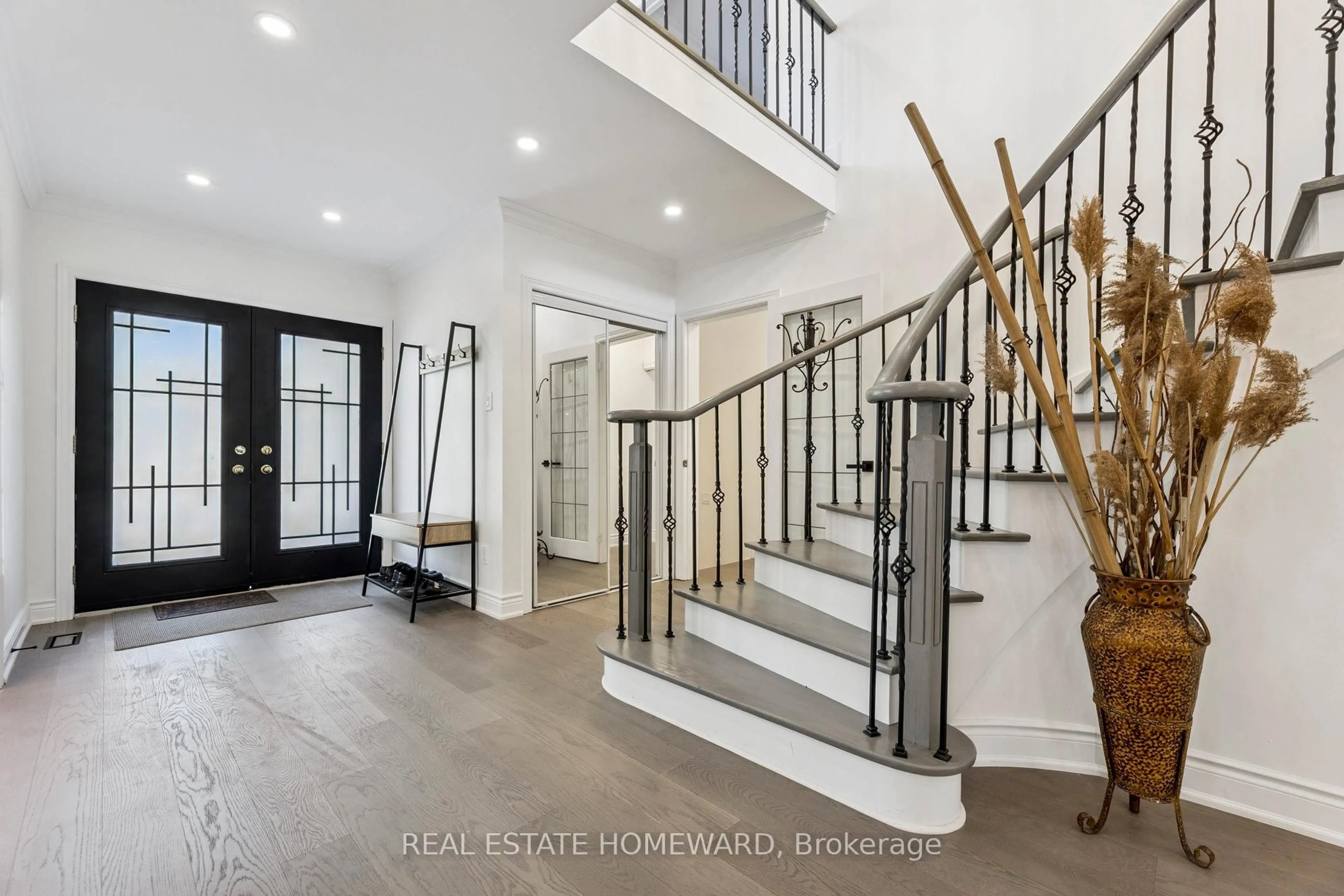 Indoor entryway for 1566 Oakburn St, Pickering Ontario L1V 6W1