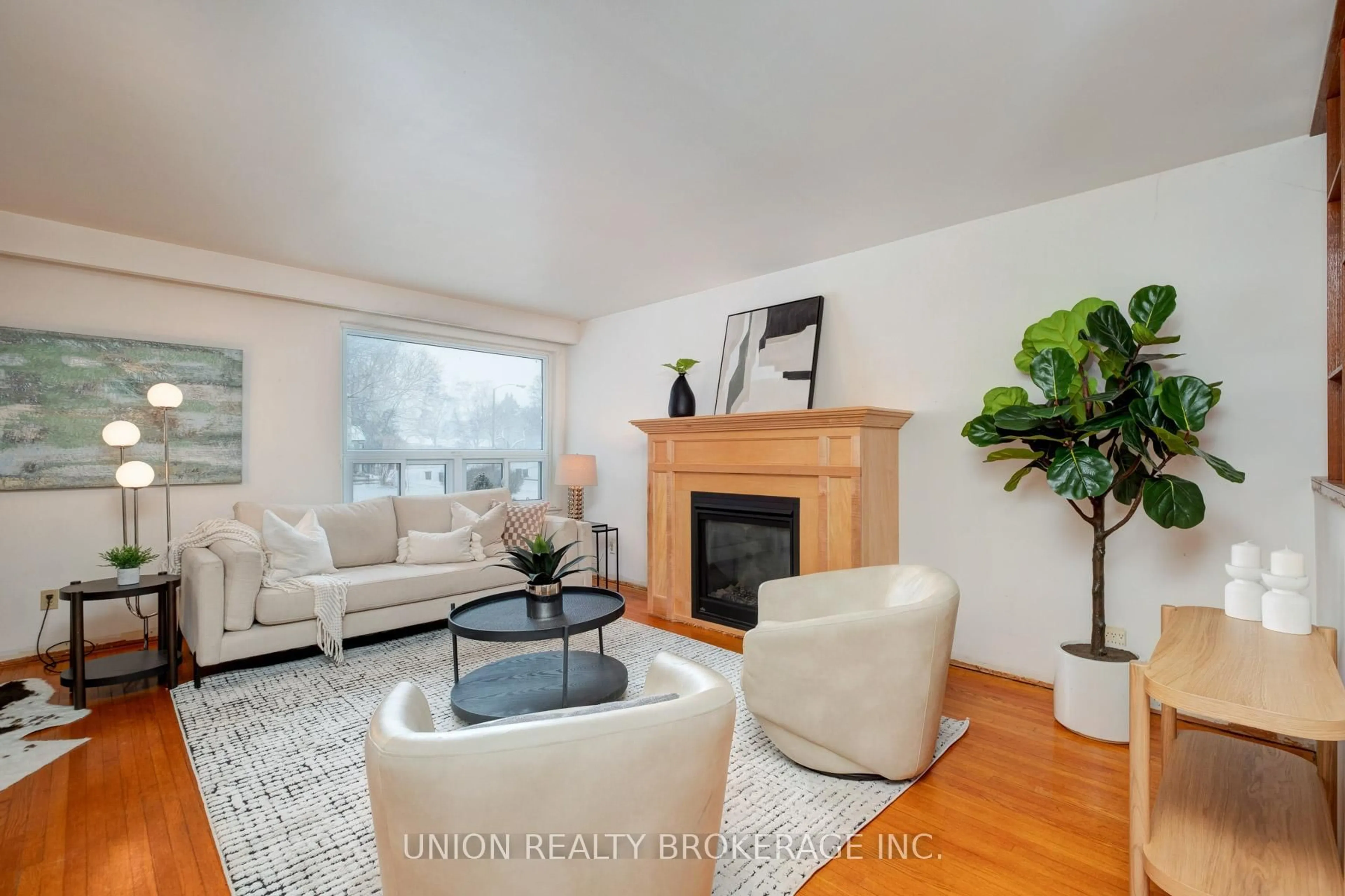 Living room with furniture, wood/laminate floor for 17 Bournville Dr, Toronto Ontario M1E 1C3