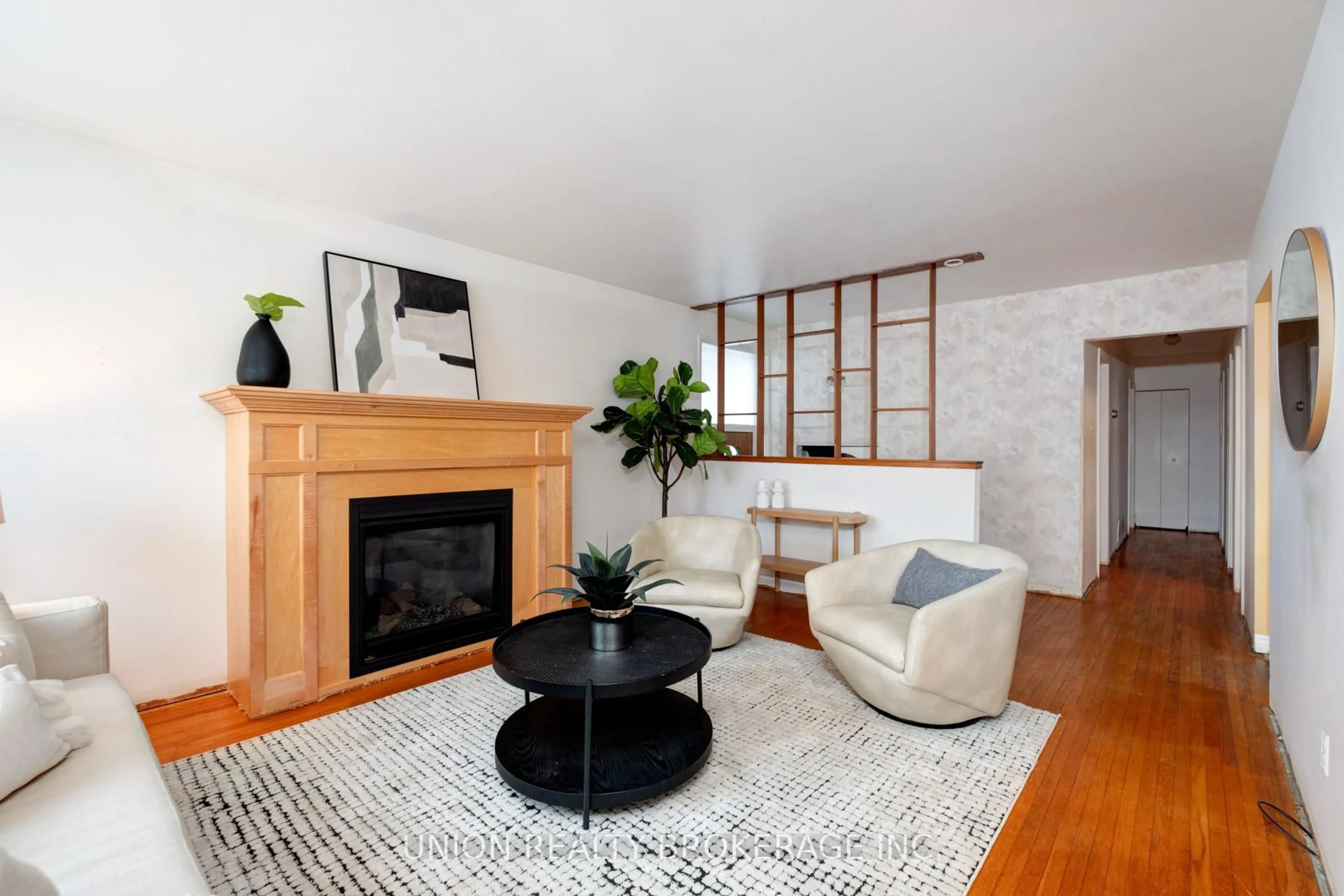 Living room with furniture, wood/laminate floor for 17 Bournville Dr, Toronto Ontario M1E 1C3