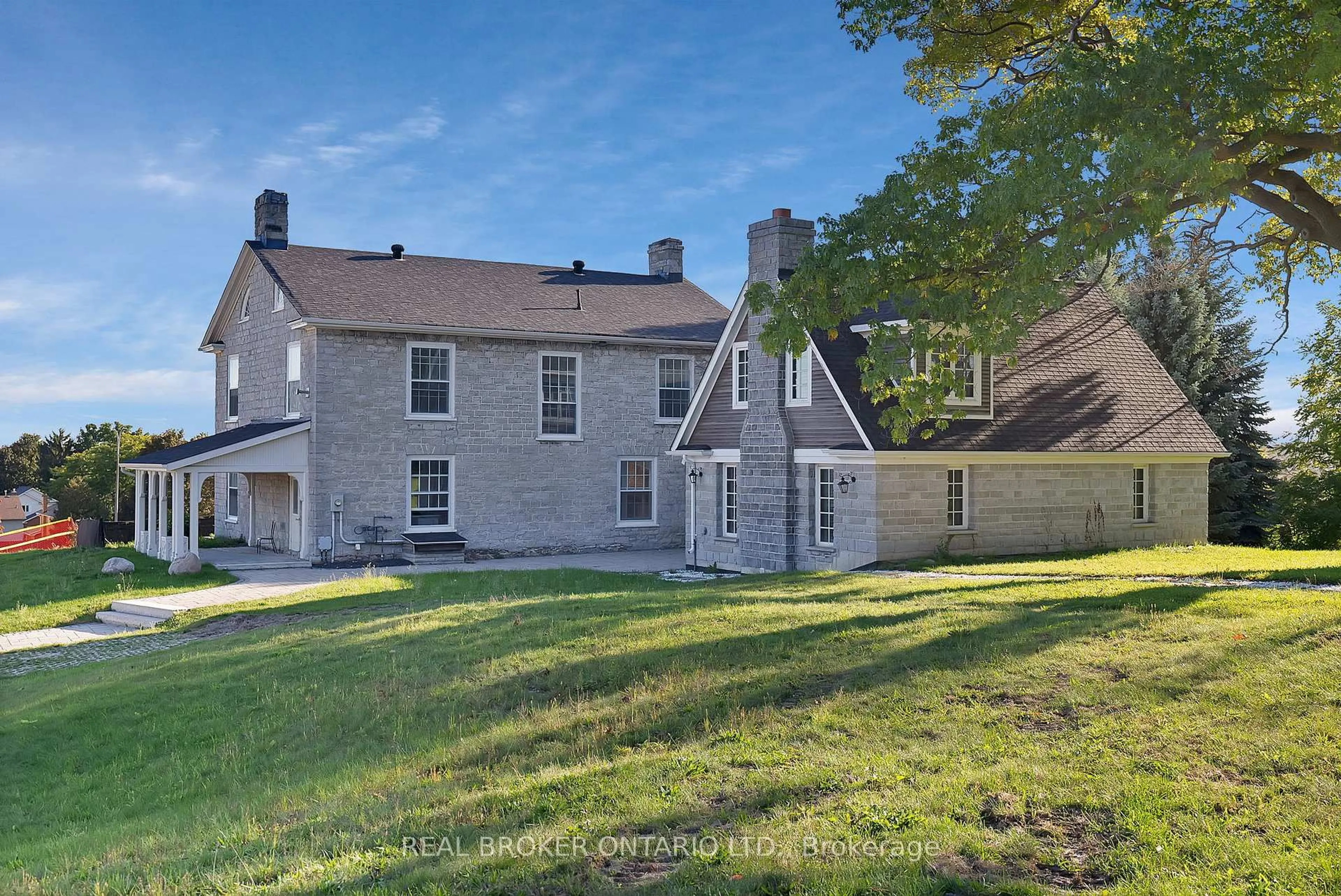 A pic from outside/outdoor area/front of a property/back of a property/a pic from drone, street for 780 Garden St, Whitby Ontario L1N 8P2