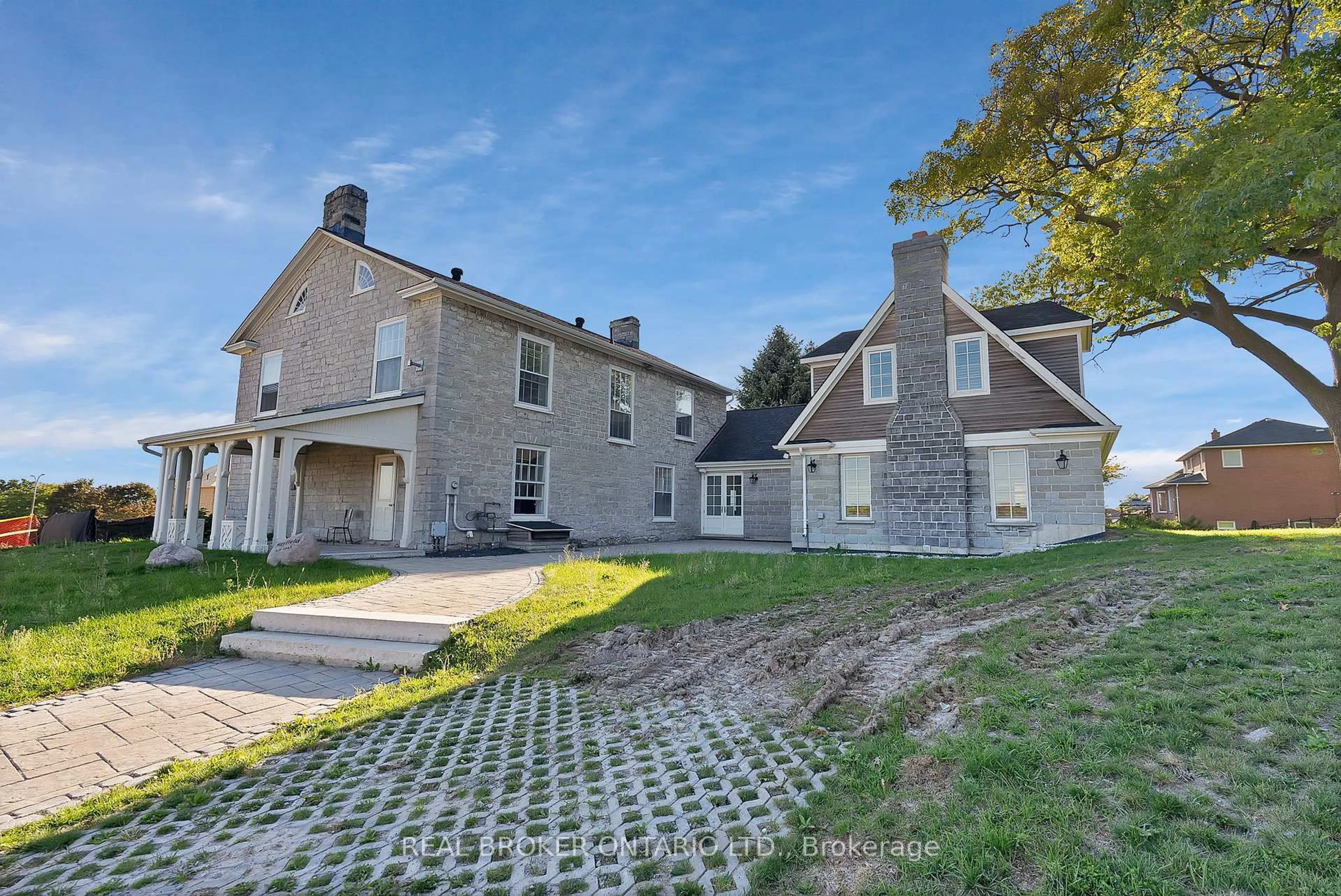 A pic from outside/outdoor area/front of a property/back of a property/a pic from drone, unknown for 780 Garden St, Whitby Ontario L1N 8P2