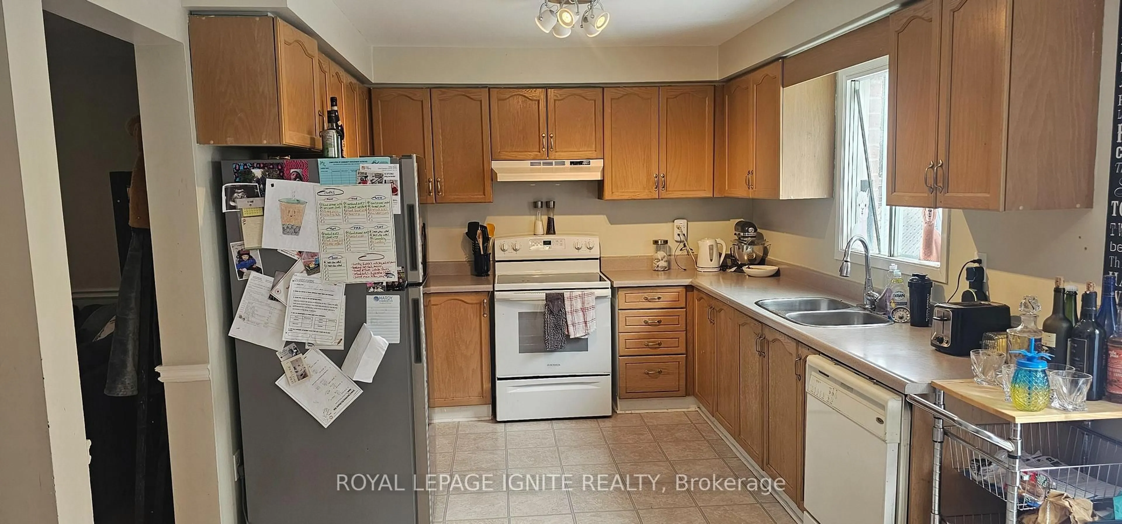 Standard kitchen, wood/laminate floor for 5 Yorkville Dr, Clarington Ontario L1E 2A8
