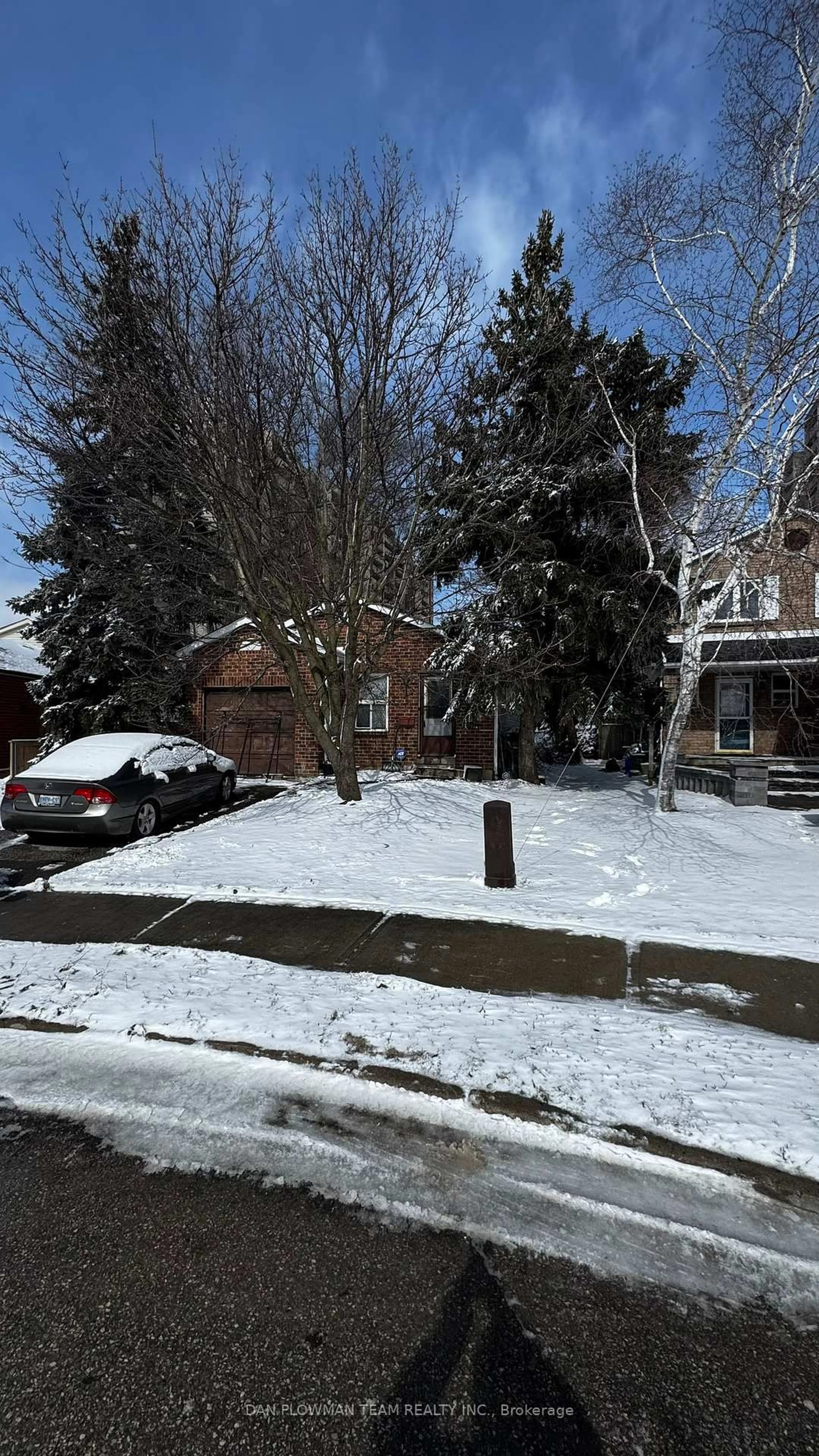 A pic from outside/outdoor area/front of a property/back of a property/a pic from drone, street for 42 Plumridge Crt, Ajax Ontario L1S 3Z8