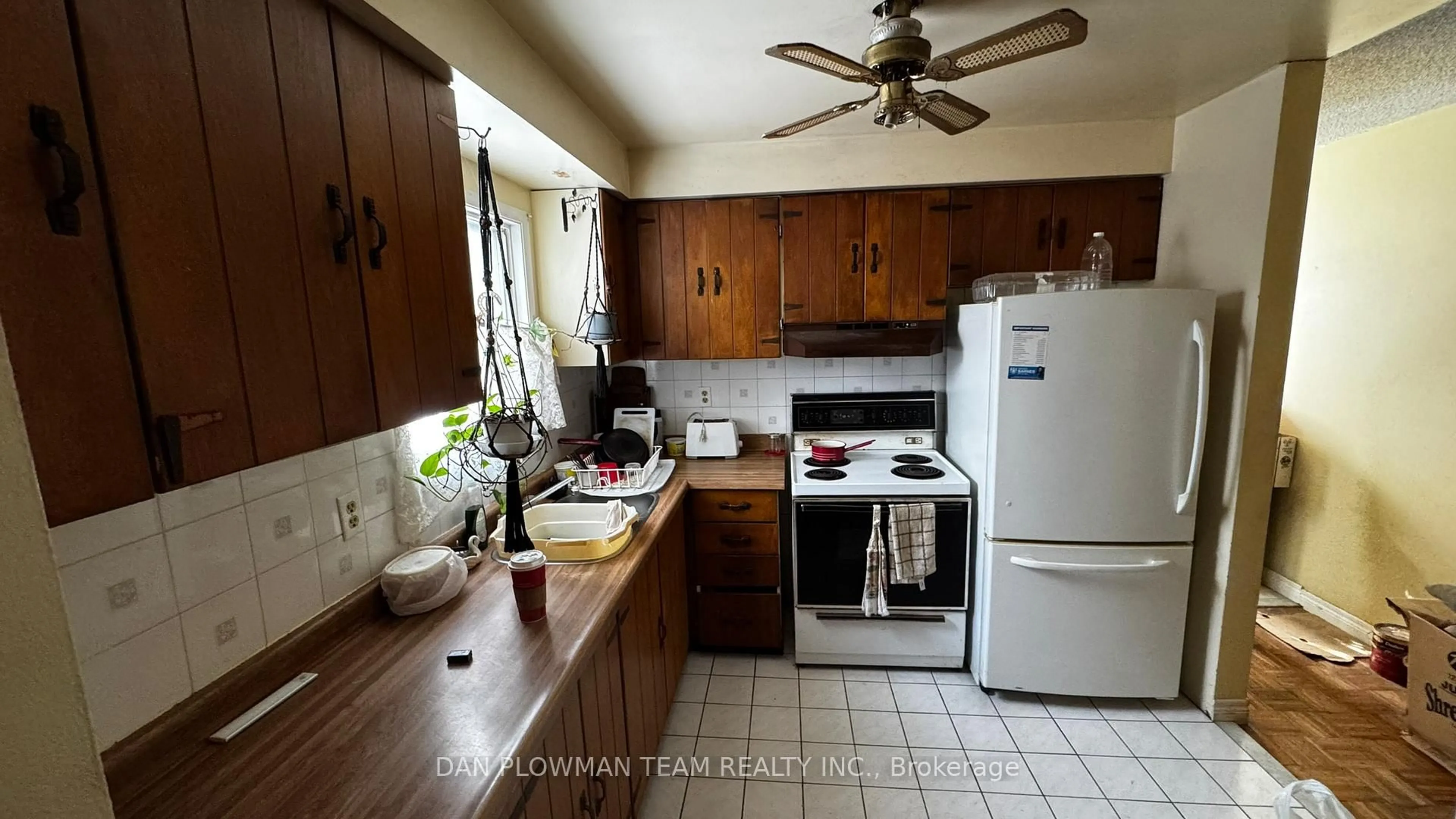 Standard kitchen, ceramic/tile floor for 42 Plumridge Crt, Ajax Ontario L1S 3Z8