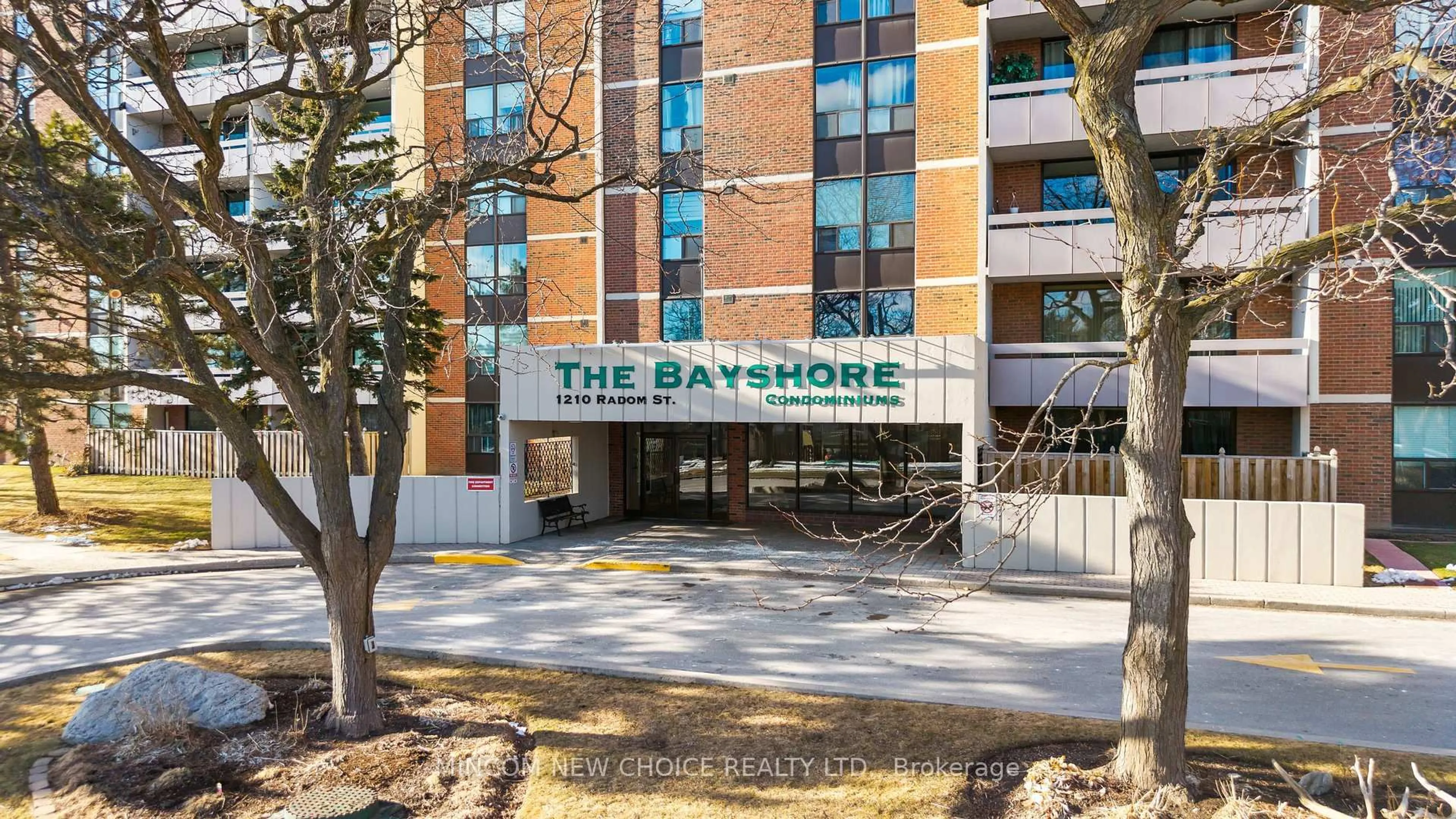 Indoor foyer for 1210 Radom St #1208, Pickering Ontario L1W 2Z3