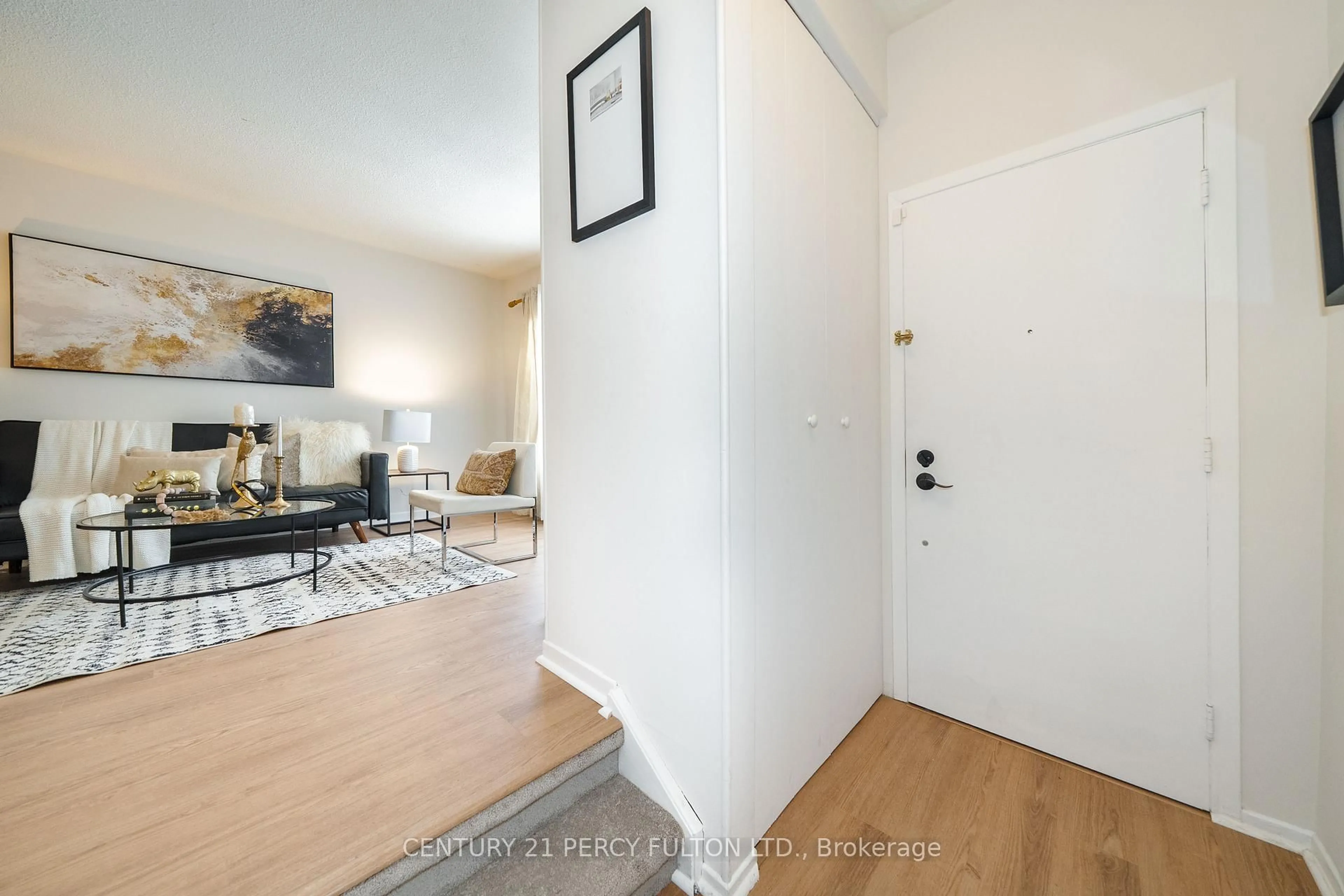 Indoor entryway for 754 Edgewood Rd, Pickering Ontario L1V 2Z8