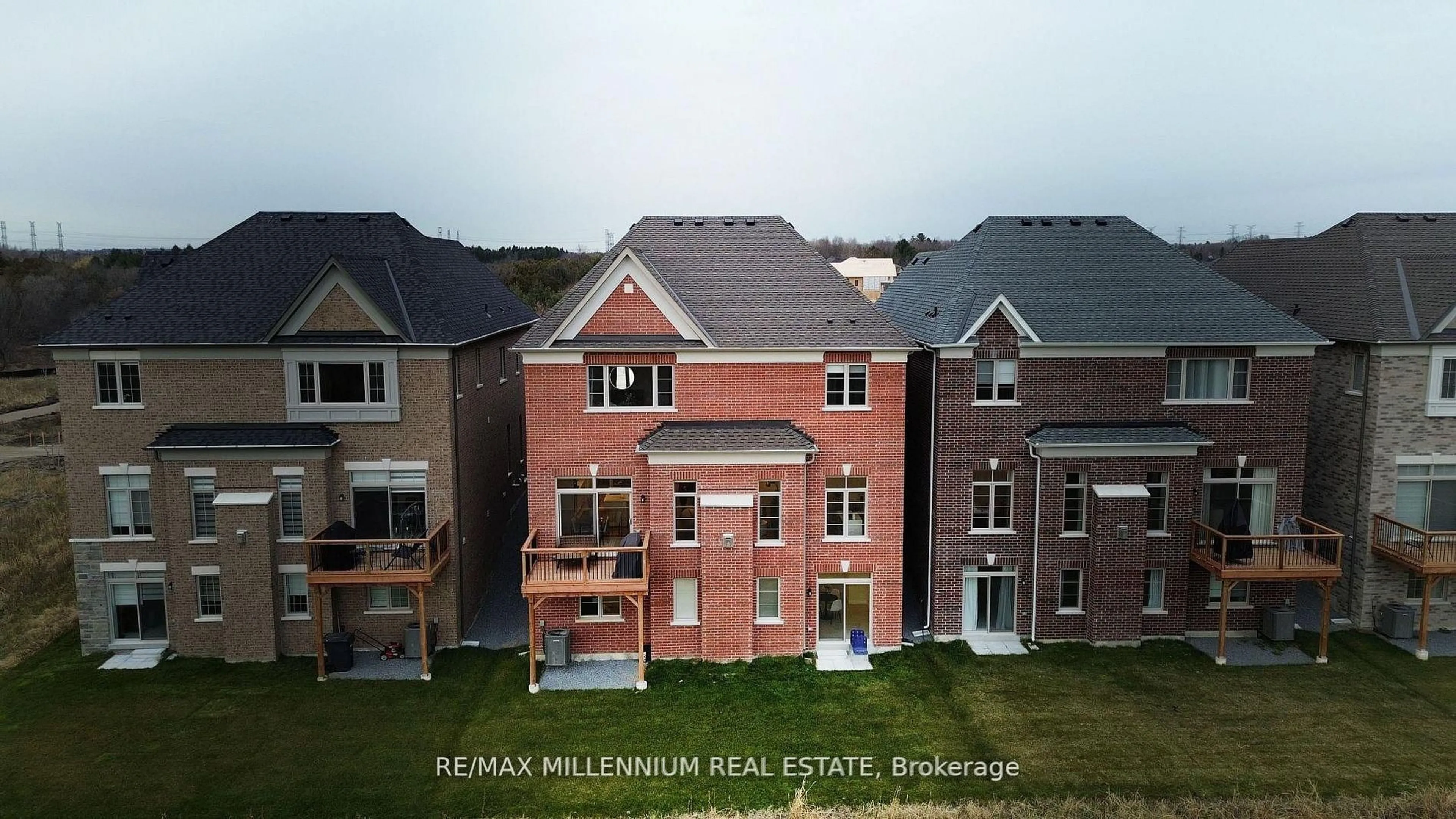 A pic from outside/outdoor area/front of a property/back of a property/a pic from drone, city buildings view from balcony for 7 Spring Garden Crt, Whitby Ontario L1P 1Y4