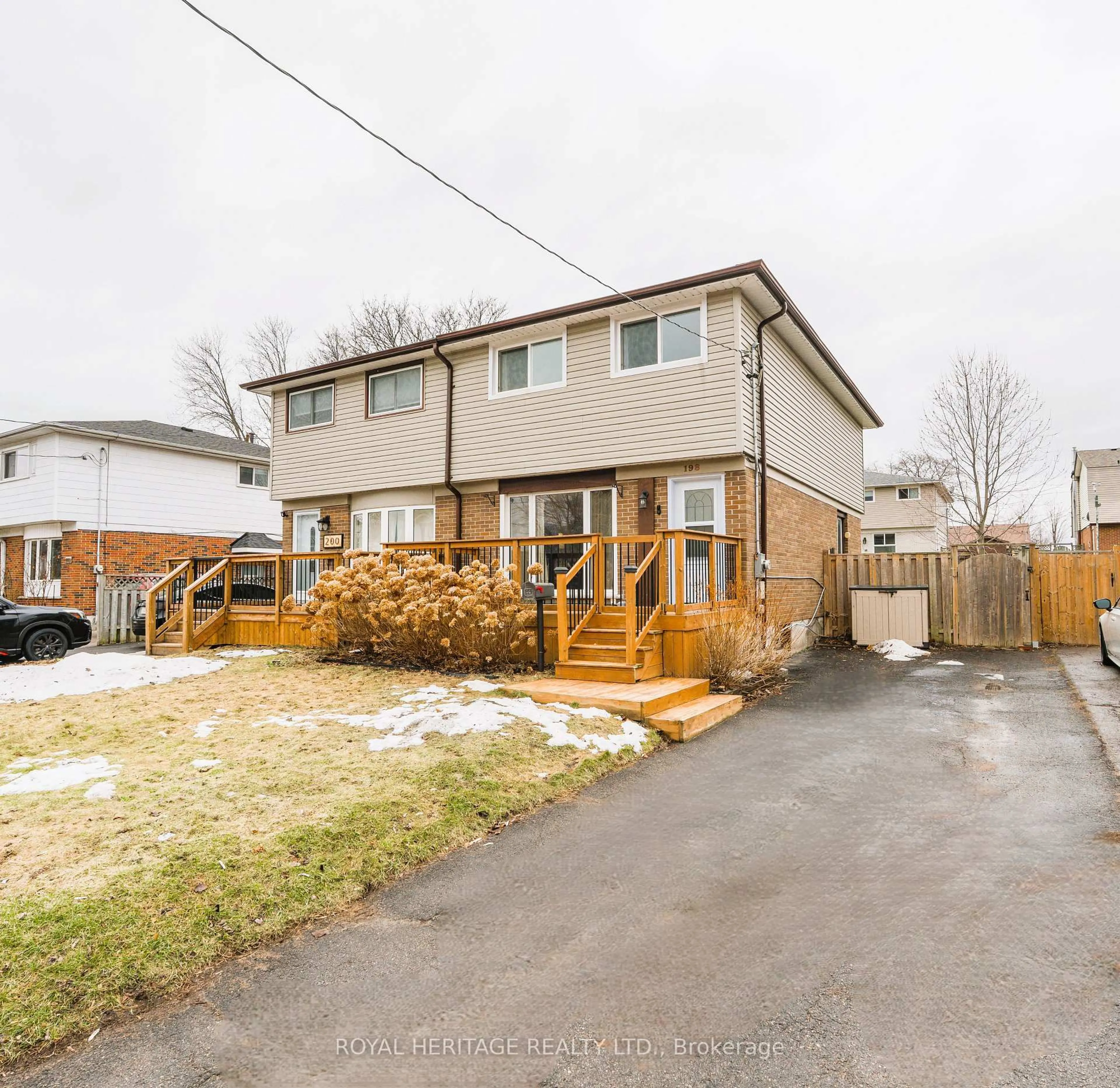 A pic from outside/outdoor area/front of a property/back of a property/a pic from drone, street for 198 Barkley Cres, Oshawa Ontario L1J 2E6