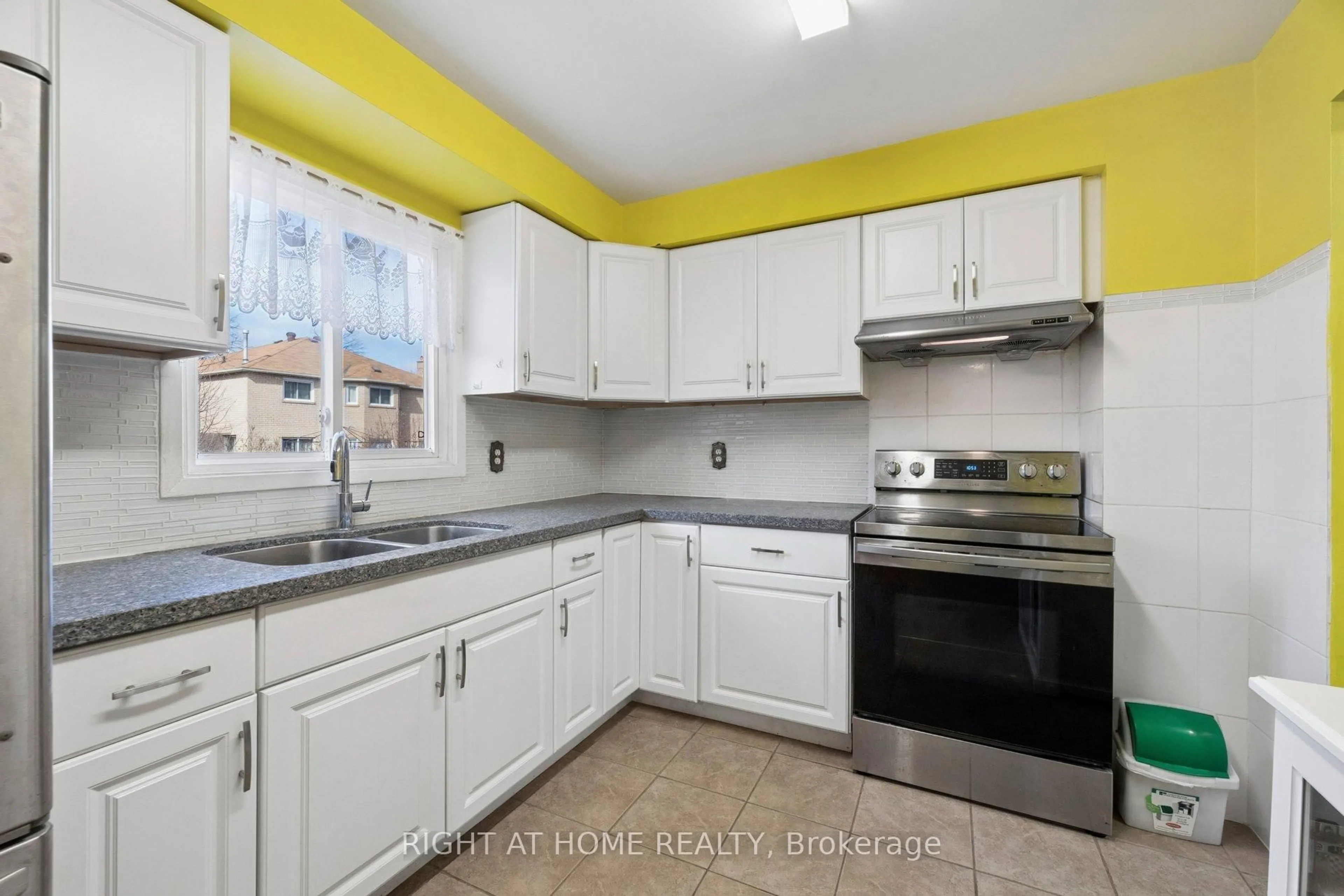 Standard kitchen, ceramic/tile floor for 183 Ravenscroft Rd, Ajax Ontario L1T 1Z9