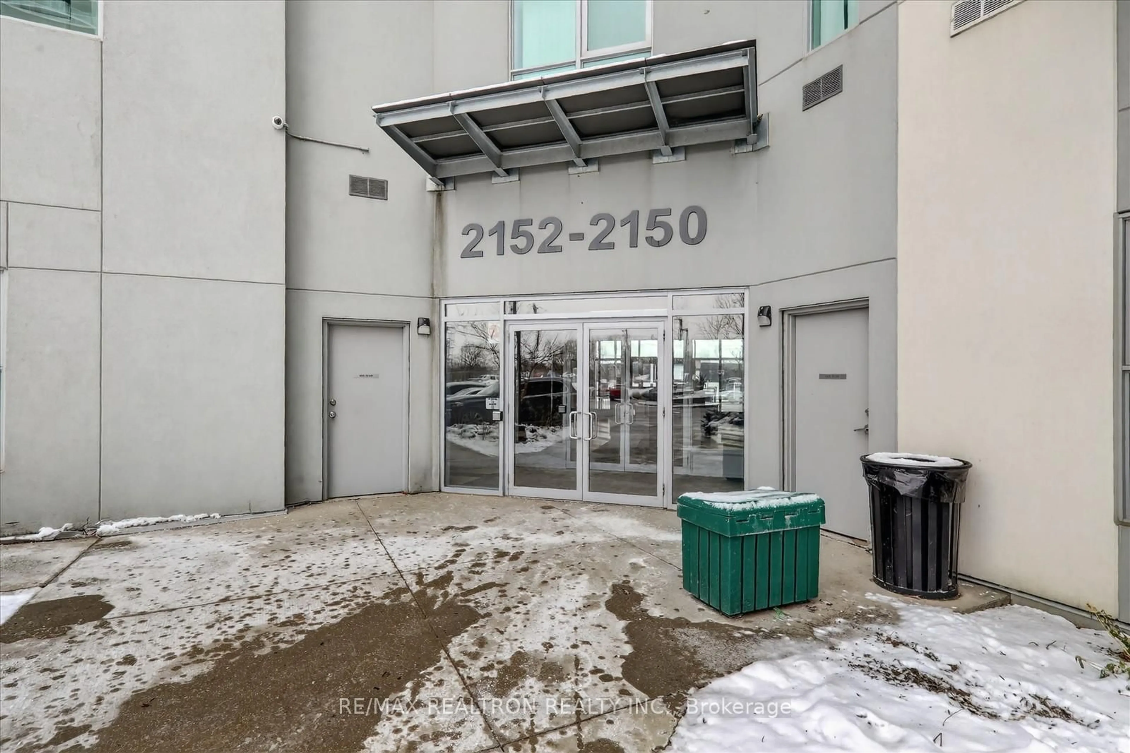 Indoor foyer for 2152 Lawrence Ave #Ph8, Toronto Ontario M1R 3A8