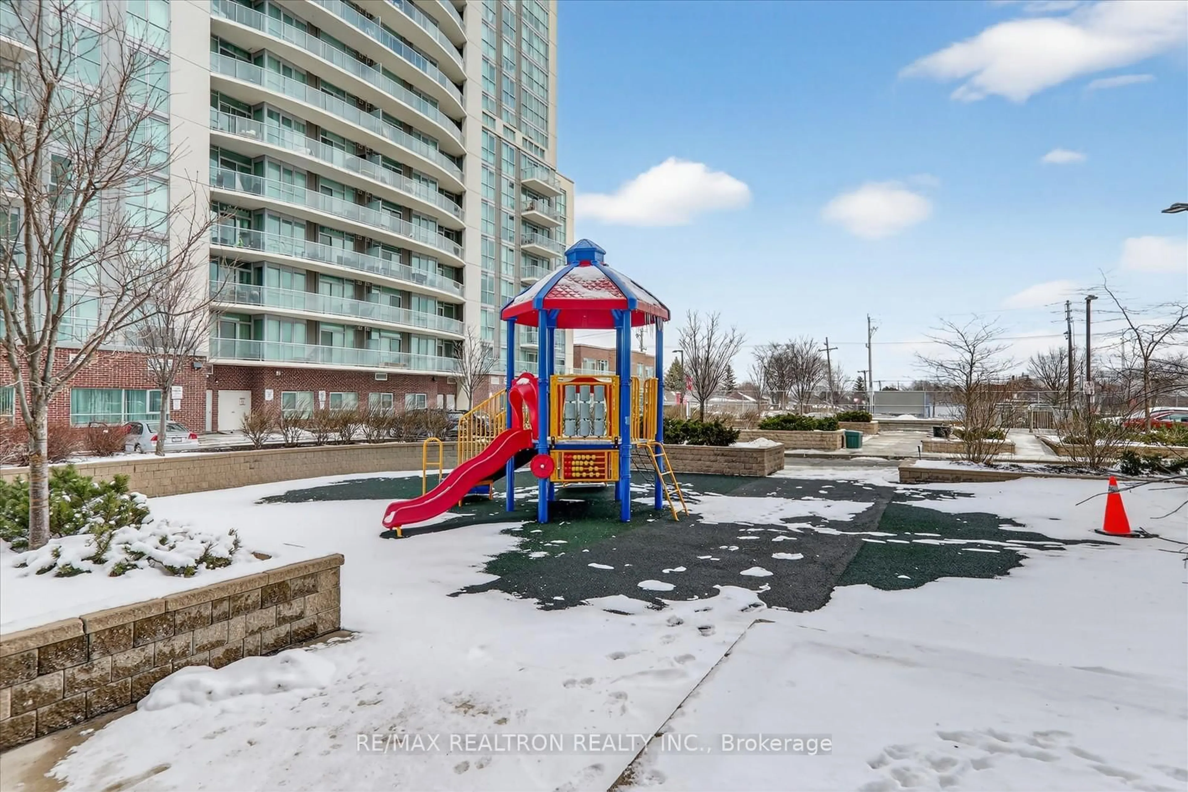 Patio, building for 2152 Lawrence Ave #PH08, Toronto Ontario M1R 3A8