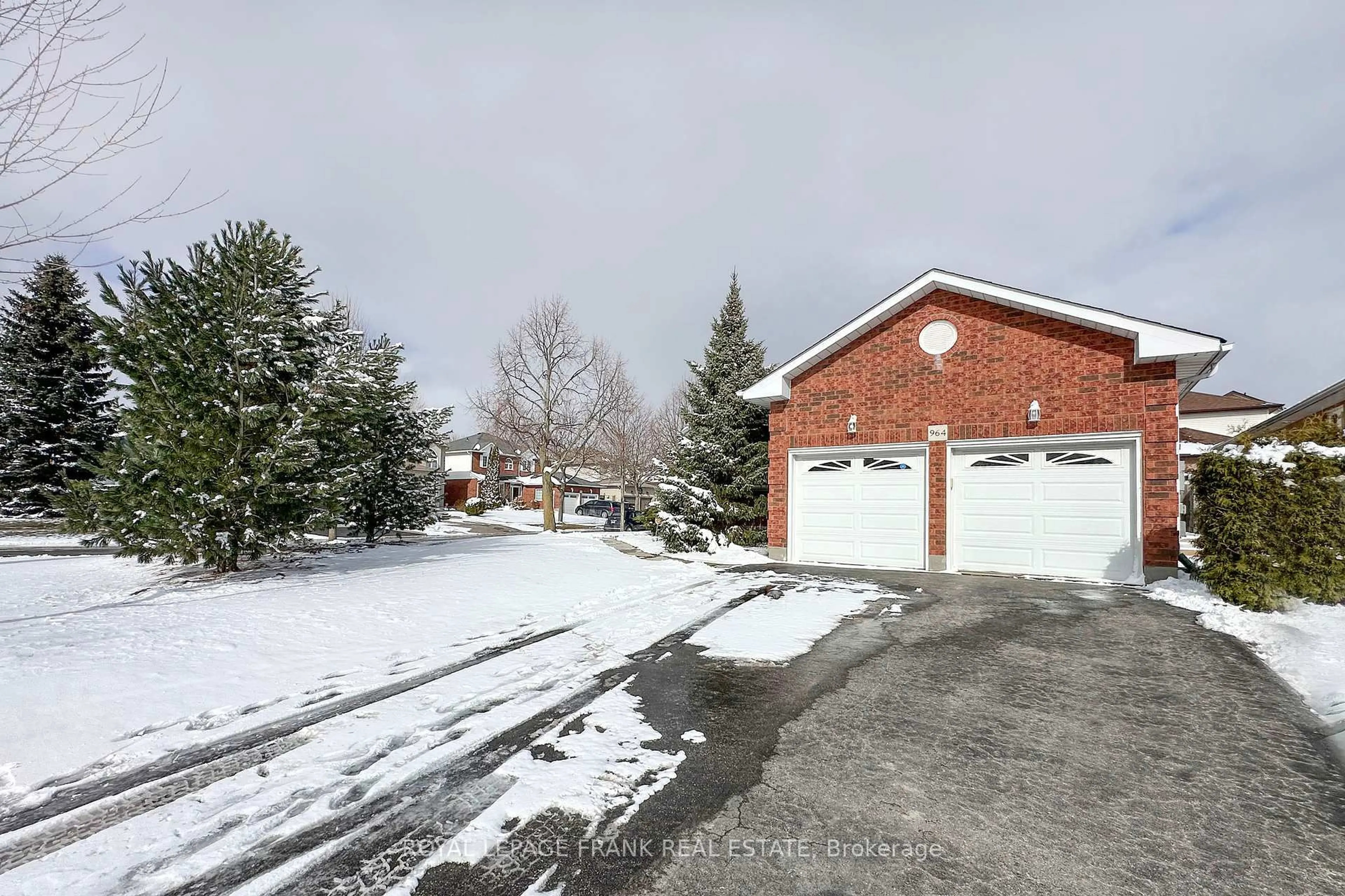 A pic from outside/outdoor area/front of a property/back of a property/a pic from drone, street for 964 Deer Valley Dr, Oshawa Ontario L1J 8N7