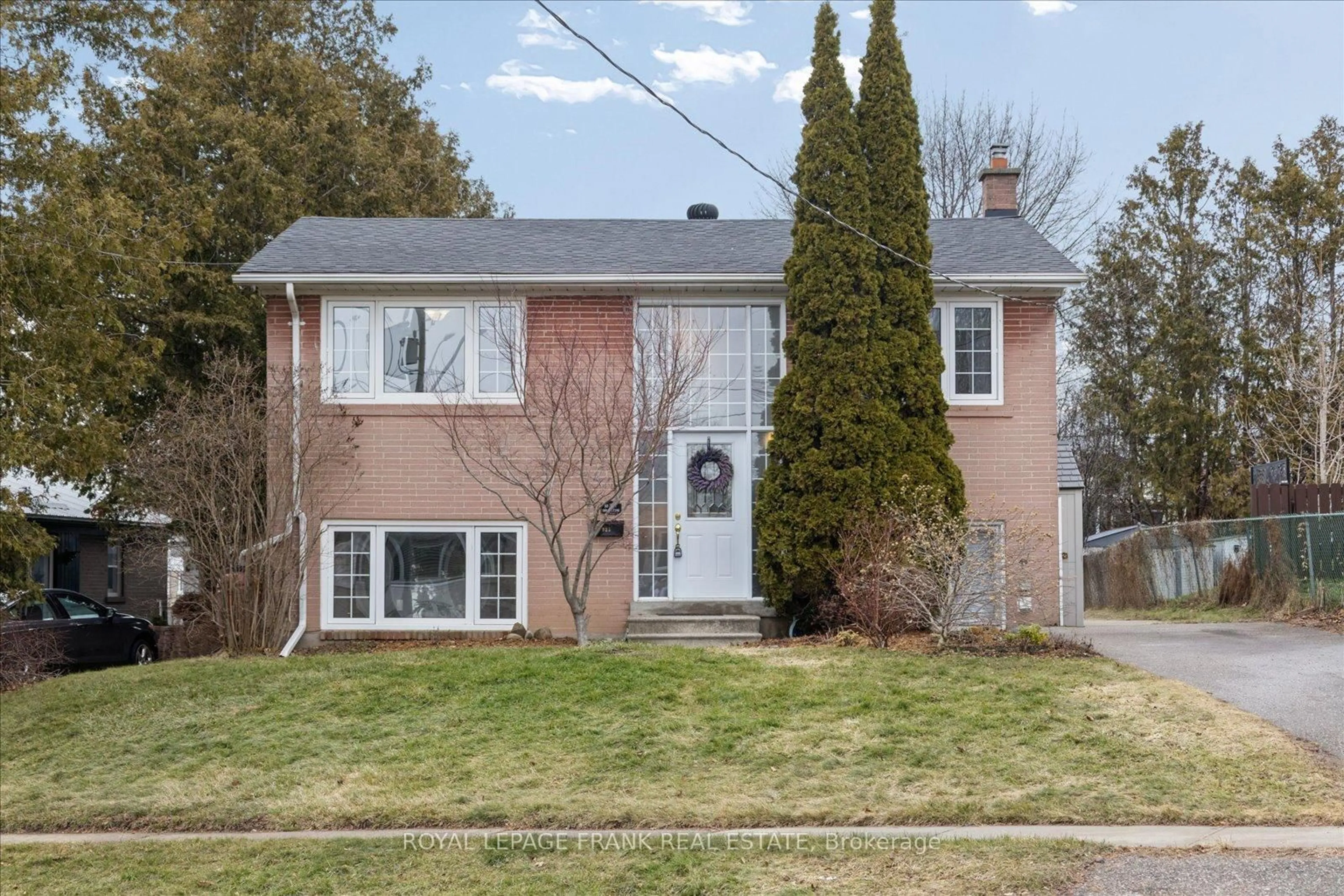 Home with brick exterior material, street for 923 Greenwood Cres, Whitby Ontario L1N 1C9