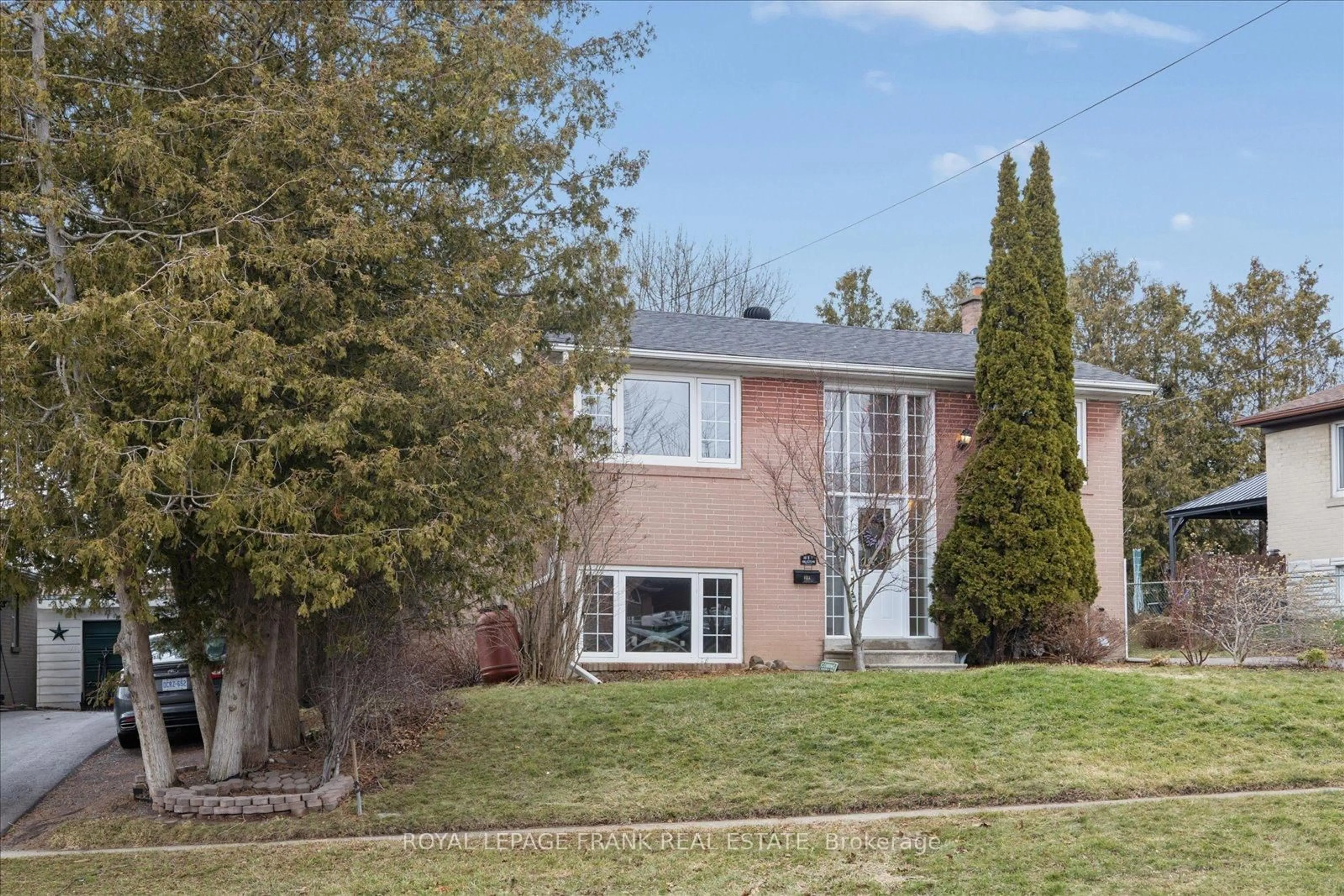 Home with brick exterior material, street for 923 Greenwood Cres, Whitby Ontario L1N 1C9