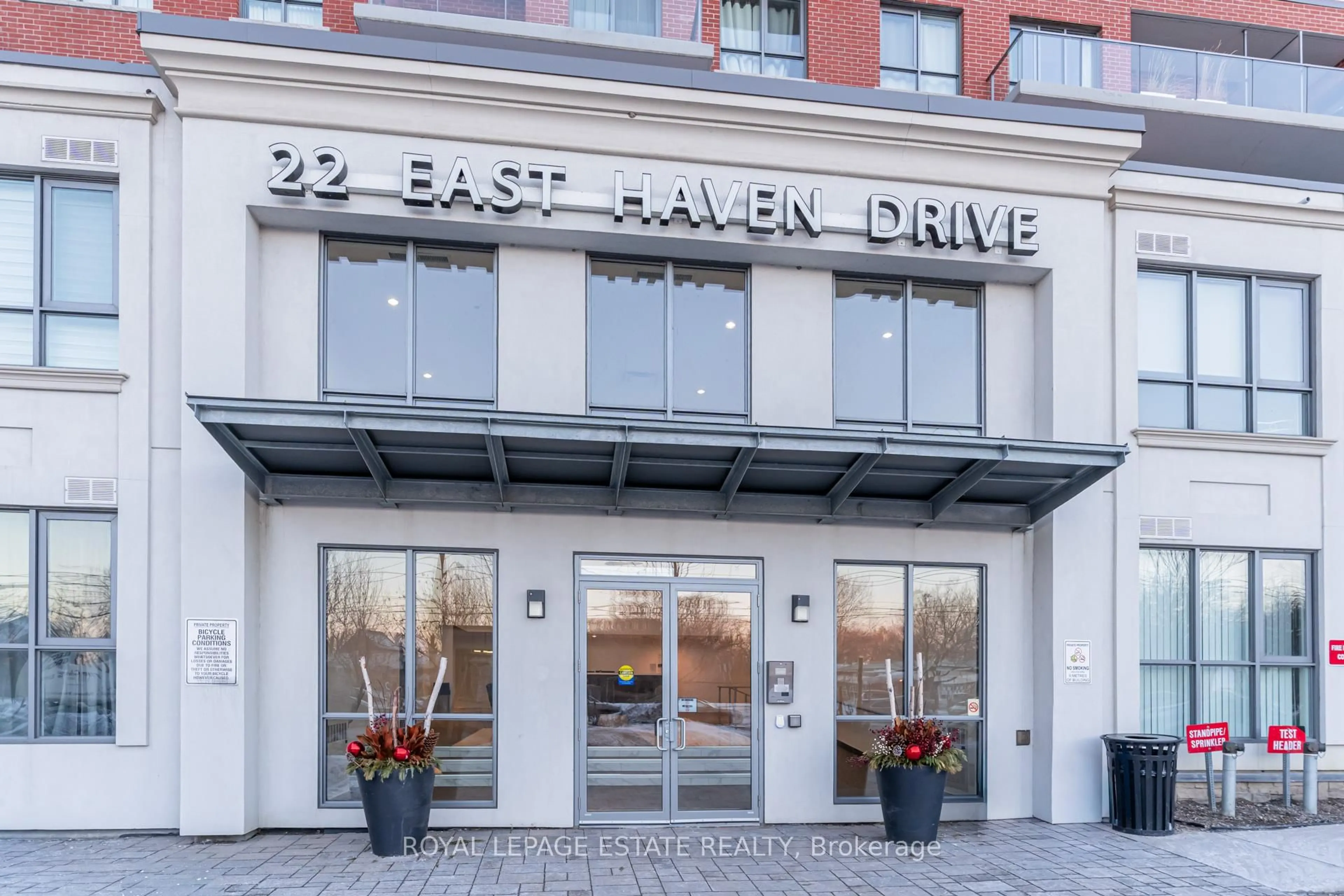 Indoor foyer for 22 East Haven Dr #818, Toronto Ontario M1N 1L9