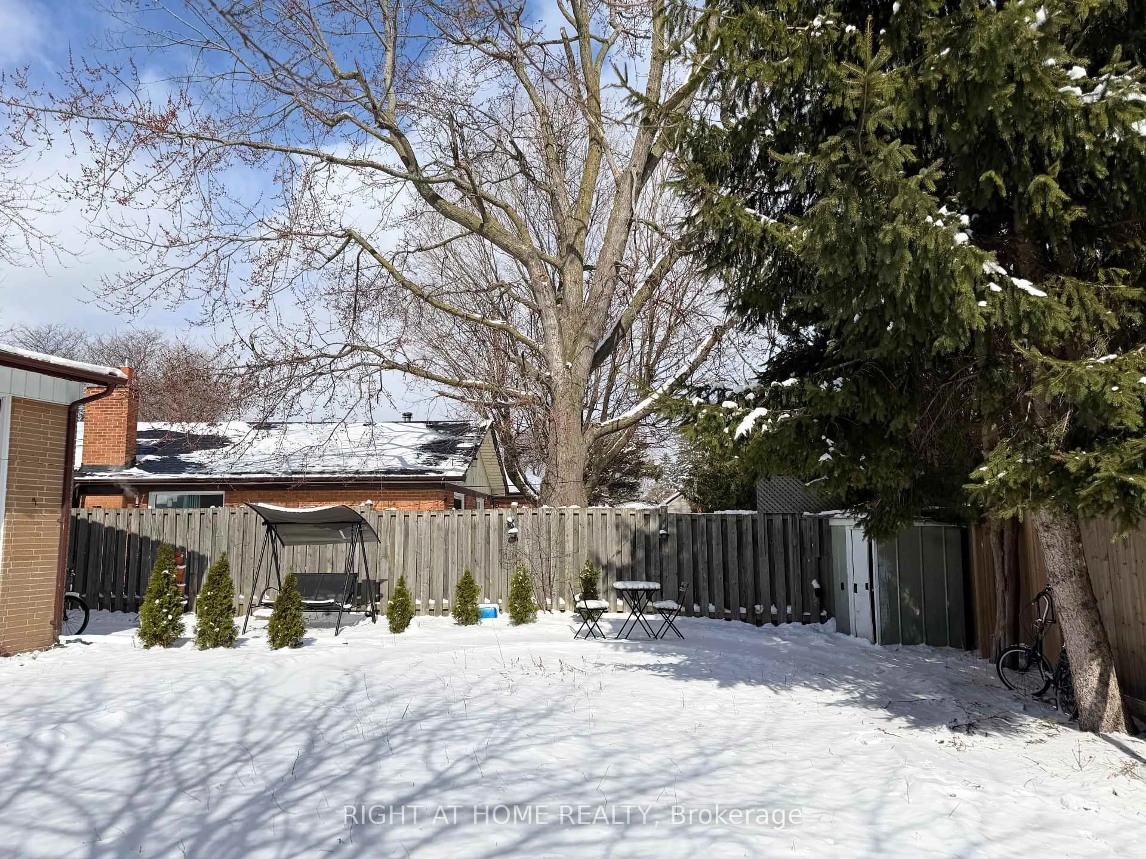 A pic from outside/outdoor area/front of a property/back of a property/a pic from drone, street for 52 Bonnechere Cres, Toronto Ontario M1K 4Z3
