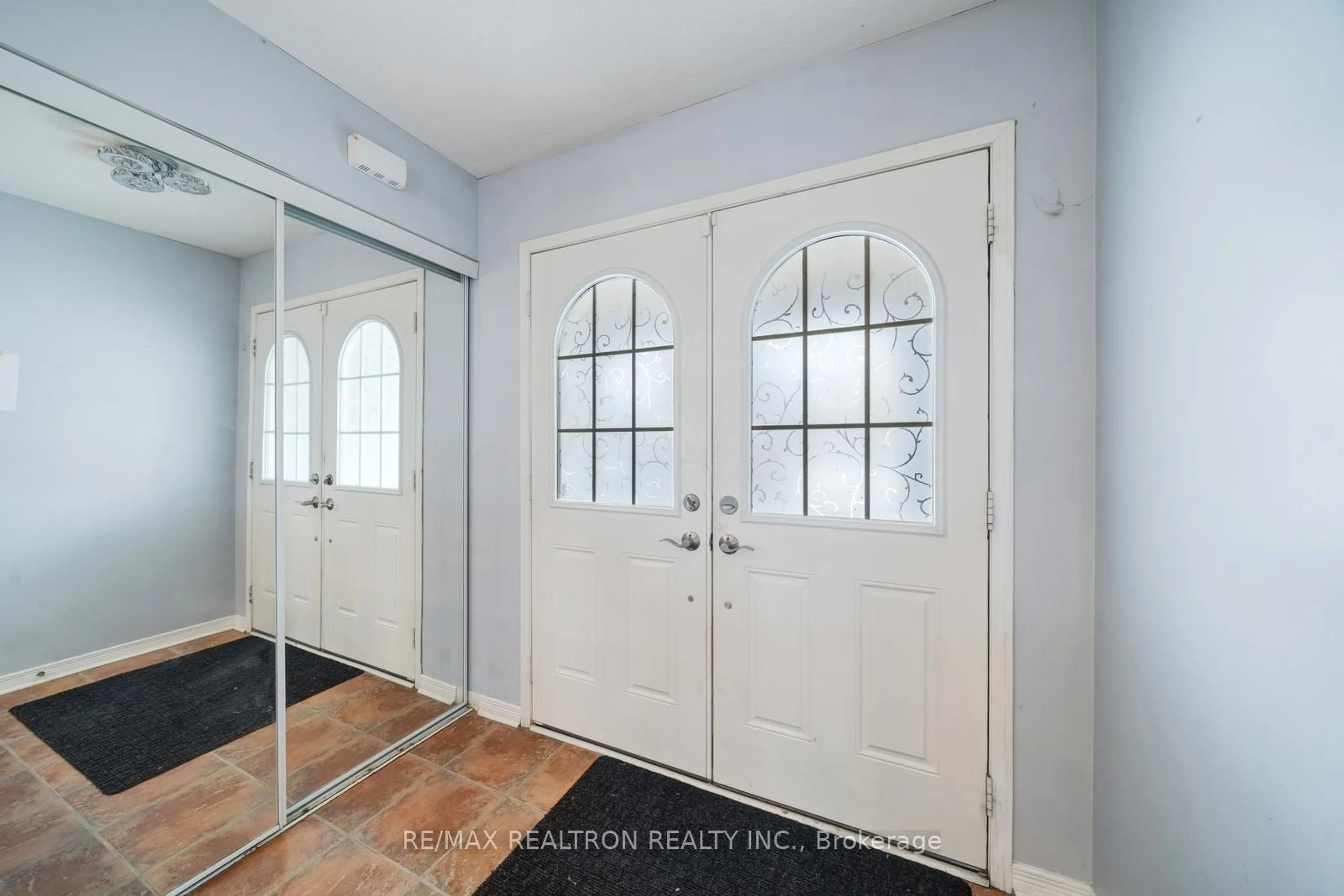 Indoor entryway for 115 Honeyman Dr, Clarington Ontario L1C 0J1