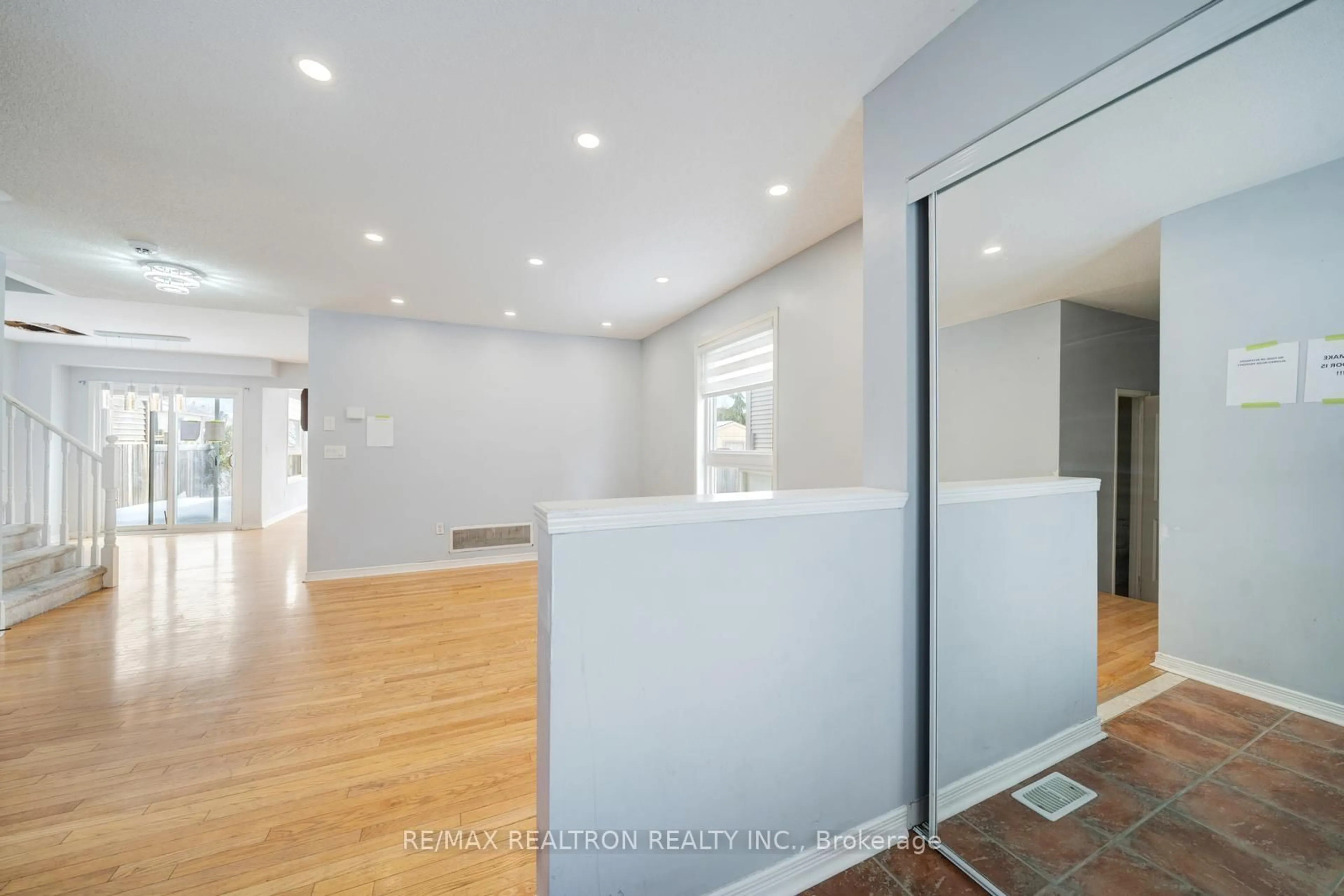 Indoor entryway for 115 Honeyman Dr, Clarington Ontario L1C 0J1