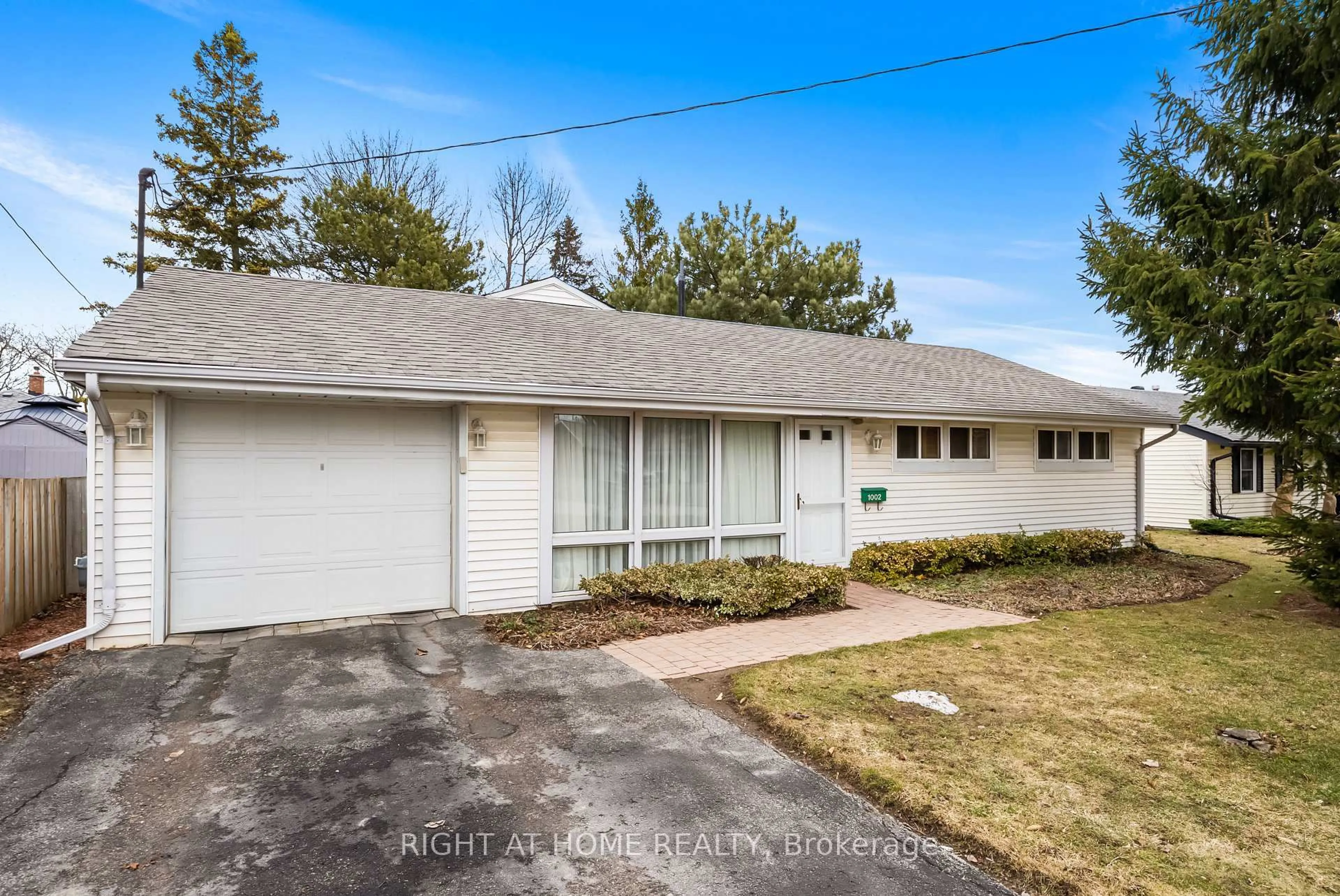 Unknown for 1002 Dunlop St, Whitby Ontario L1N 1T3