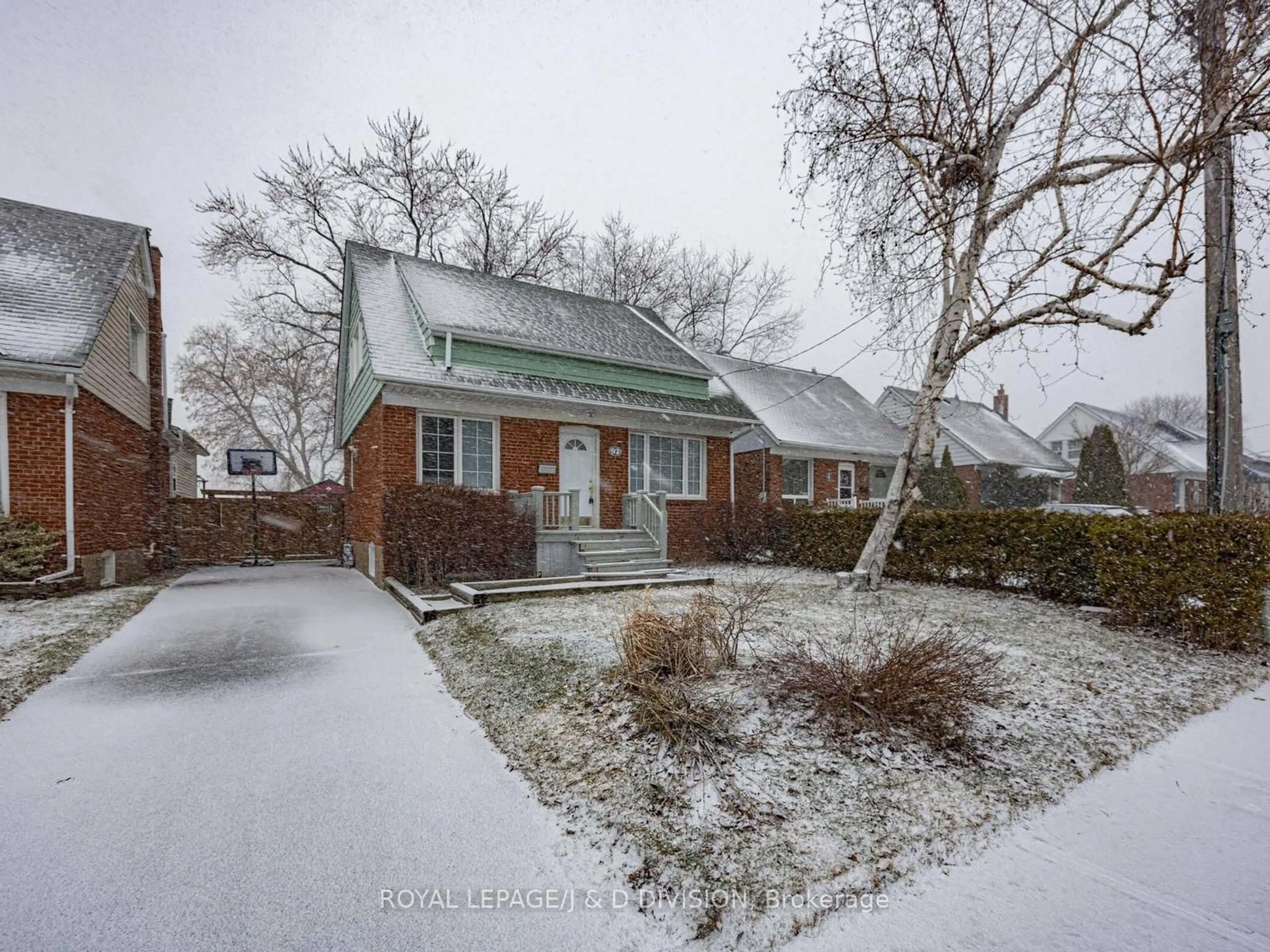 A pic from outside/outdoor area/front of a property/back of a property/a pic from drone, street for 92 Tower Dr, Toronto Ontario M1R 3P2