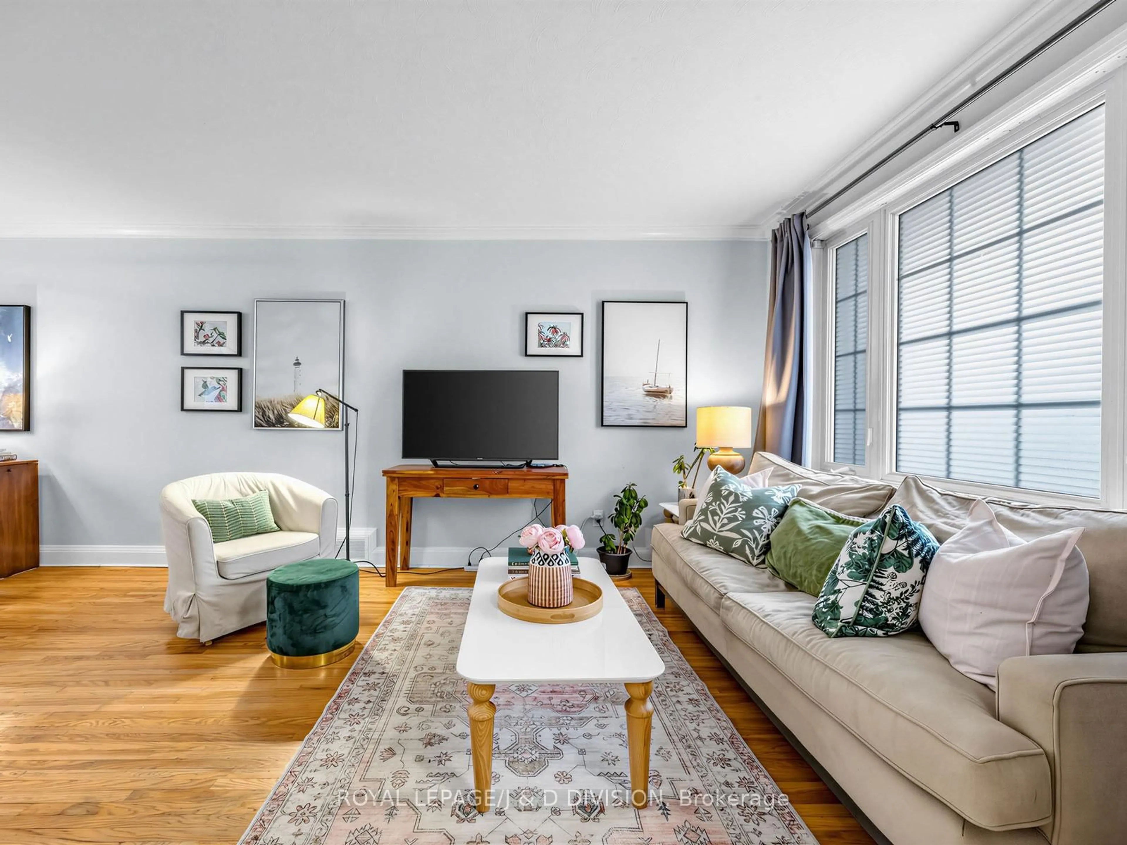 Living room with furniture, unknown for 92 Tower Dr, Toronto Ontario M1R 3P2