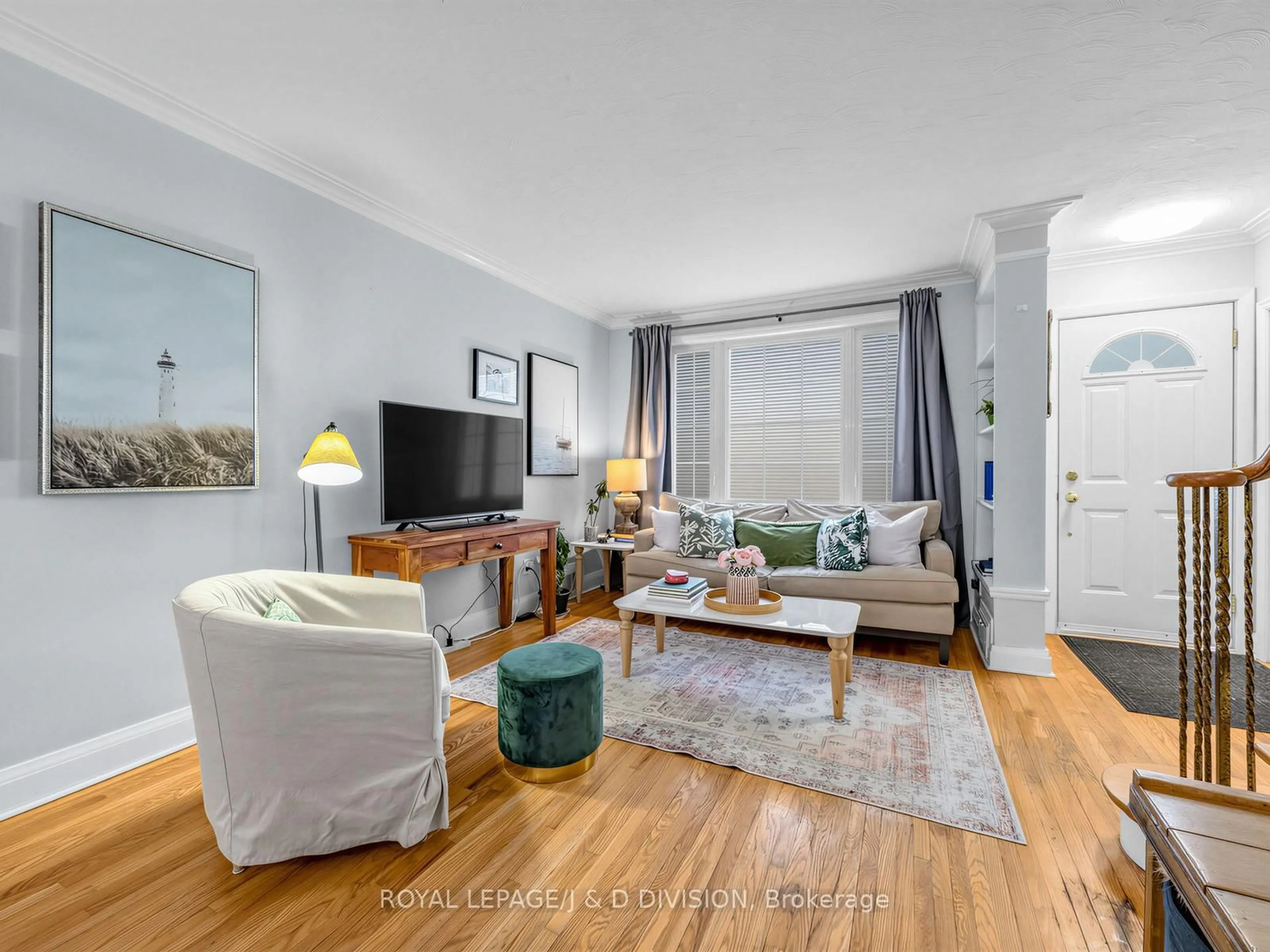 Living room with furniture, wood/laminate floor for 92 Tower Dr, Toronto Ontario M1R 3P2