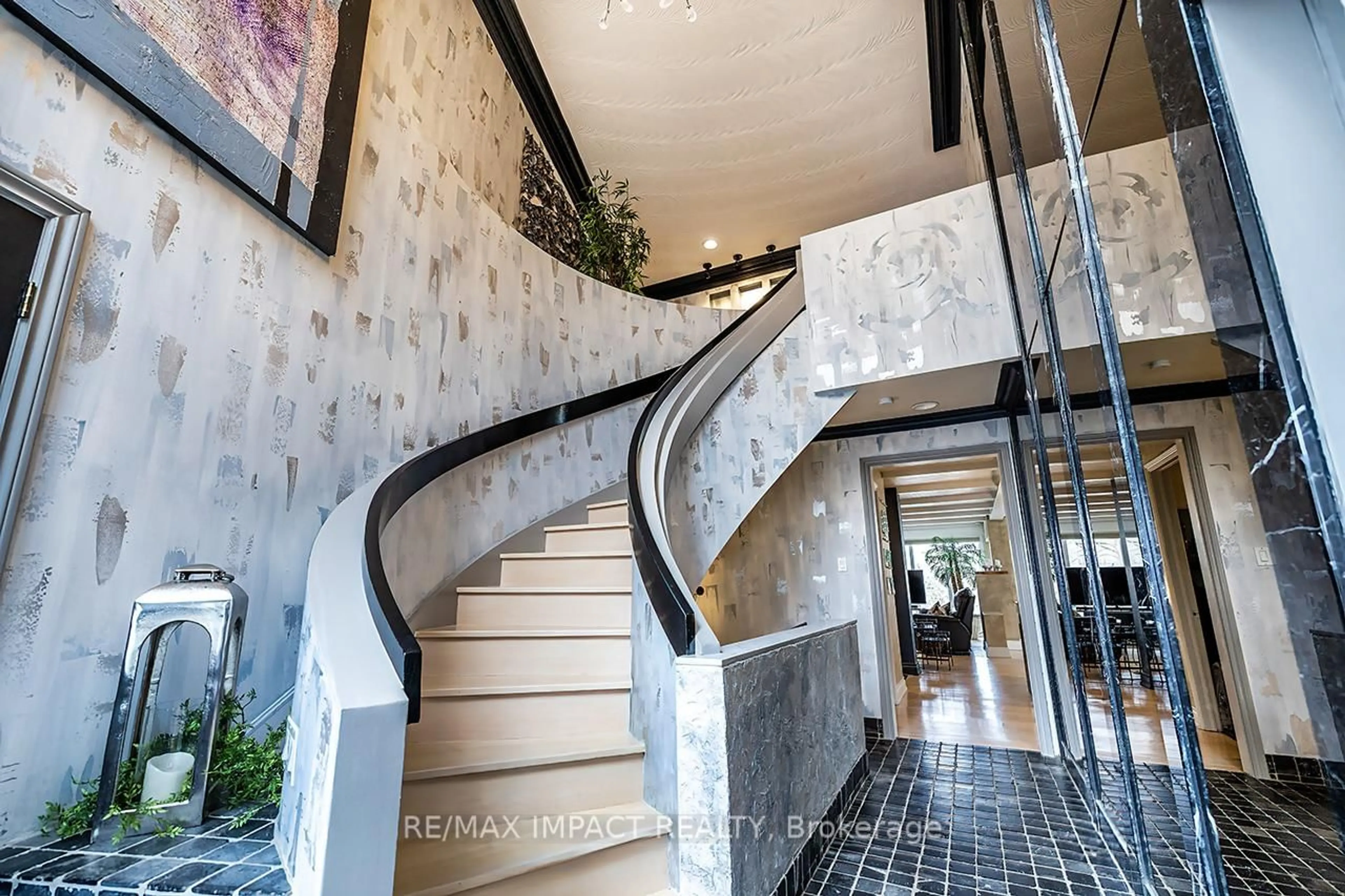 Indoor foyer for 1410 Manitou Dr, Oshawa Ontario L1G 7P7