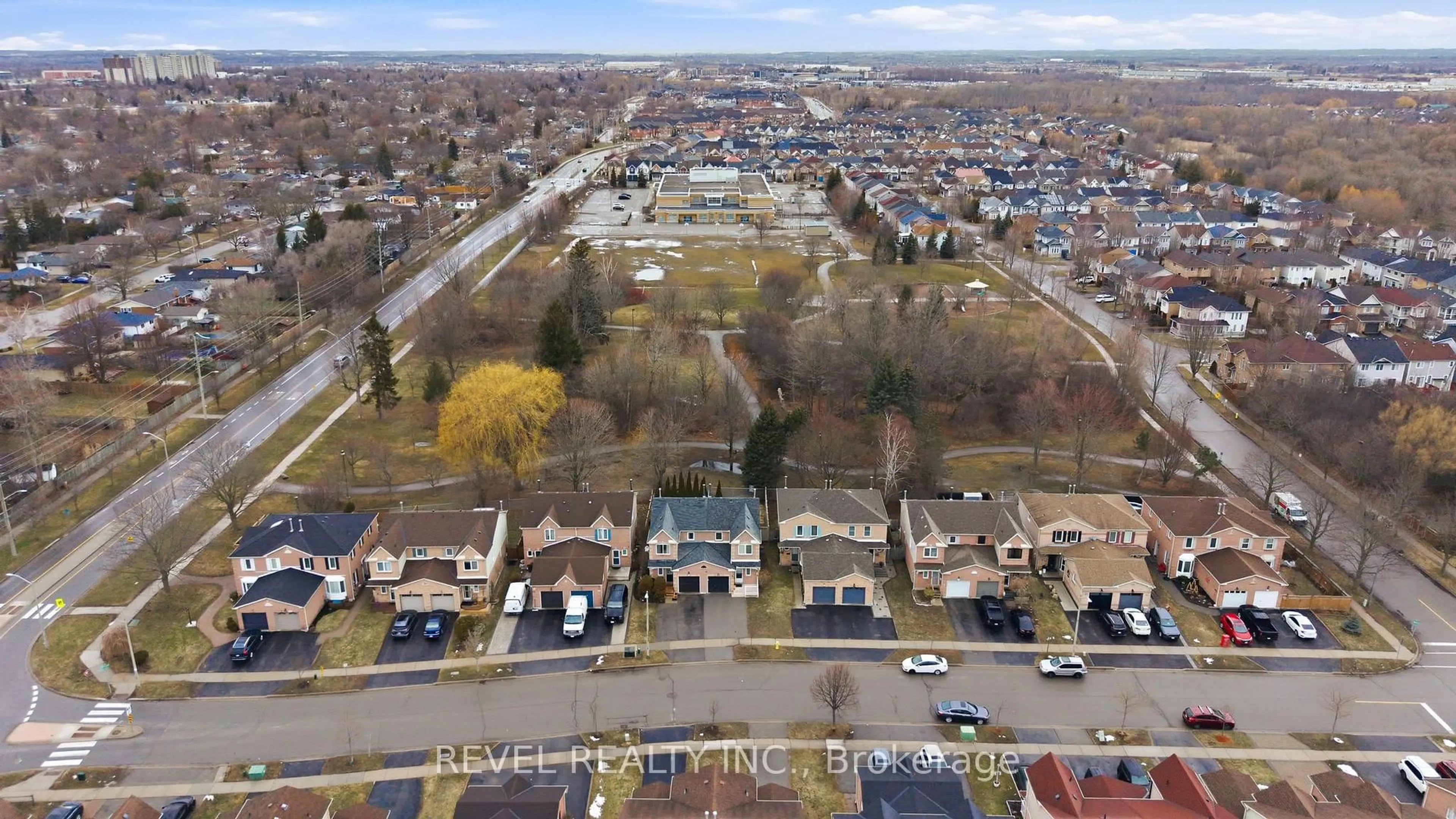 A pic from outside/outdoor area/front of a property/back of a property/a pic from drone, street for 13 Rollo Dr, Ajax Ontario L1S 7E7