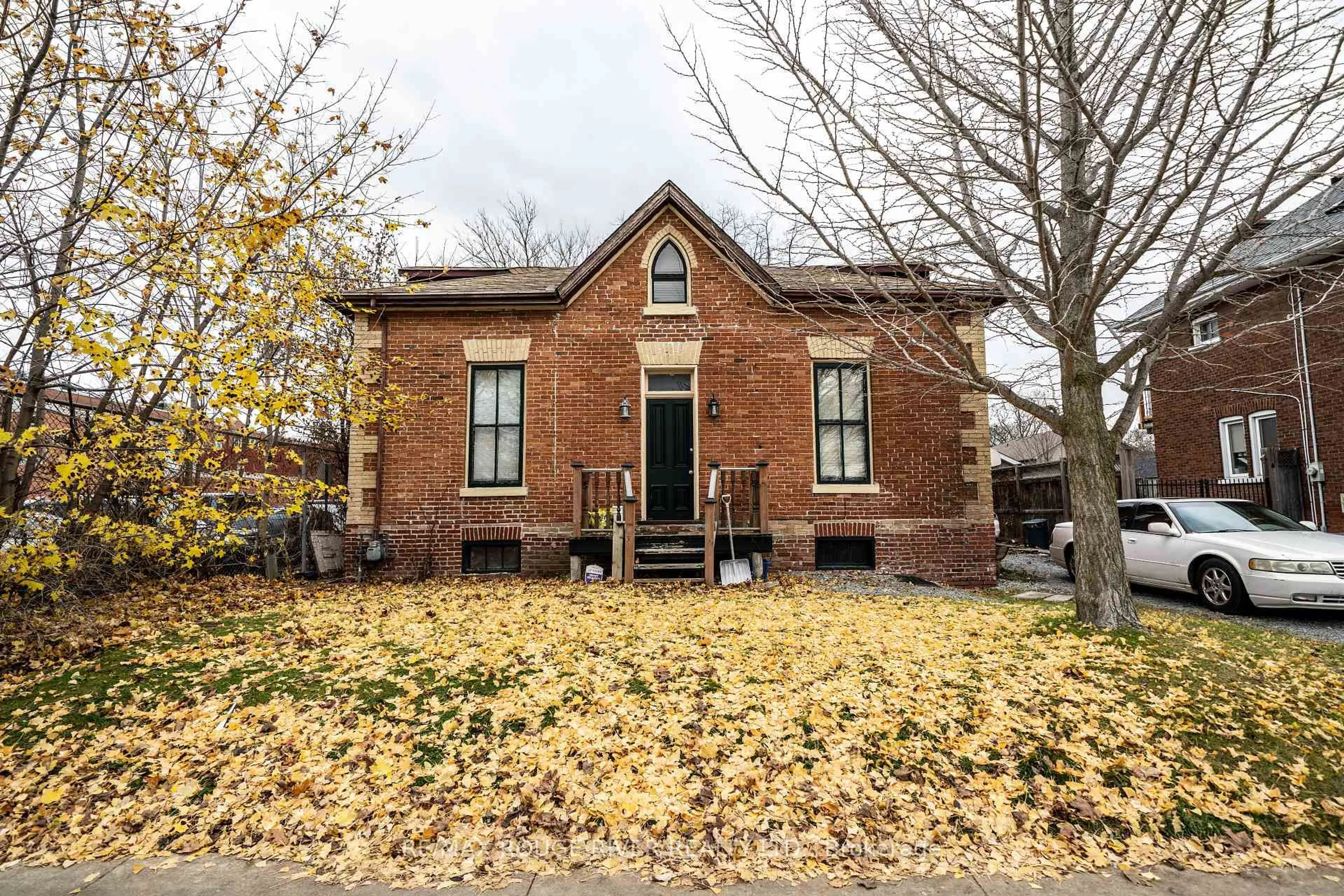 Home with brick exterior material, street for 342 Mary St, Oshawa Ontario L1G 5C8