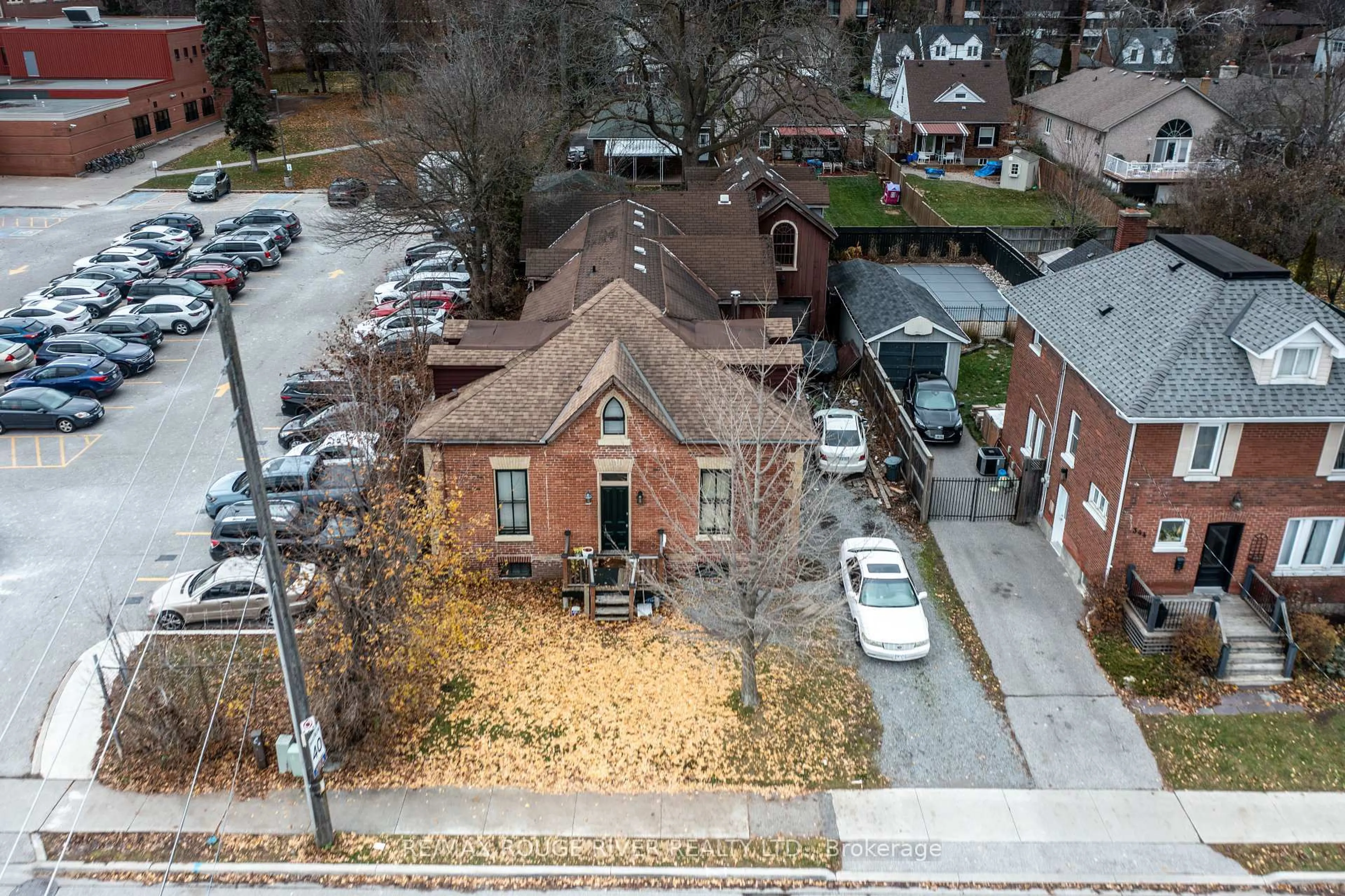 A pic from outside/outdoor area/front of a property/back of a property/a pic from drone, unknown for 342 Mary St, Oshawa Ontario L1G 5C8