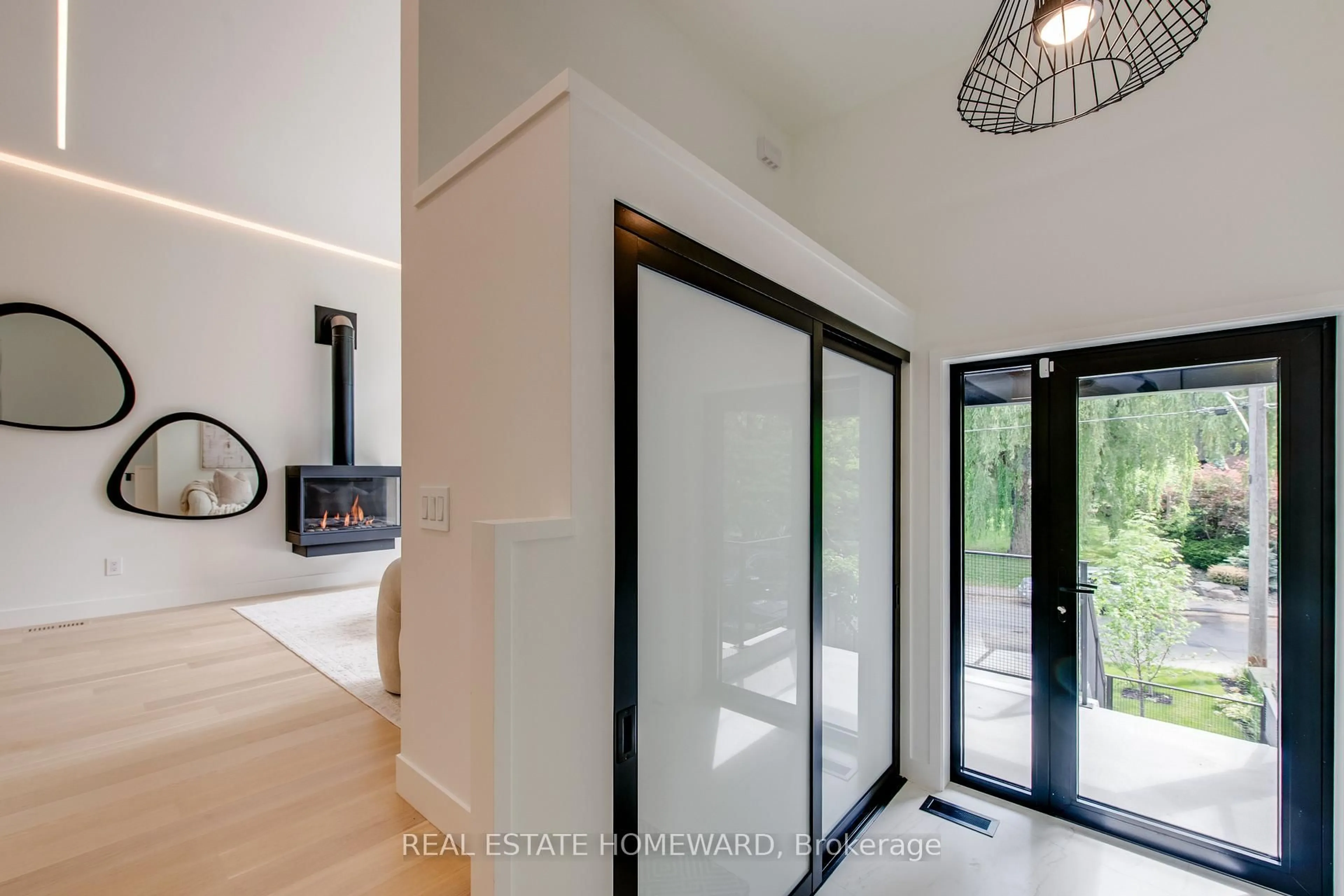 Indoor entryway for 174 Kenilworth Ave, Toronto Ontario M4L 3S6