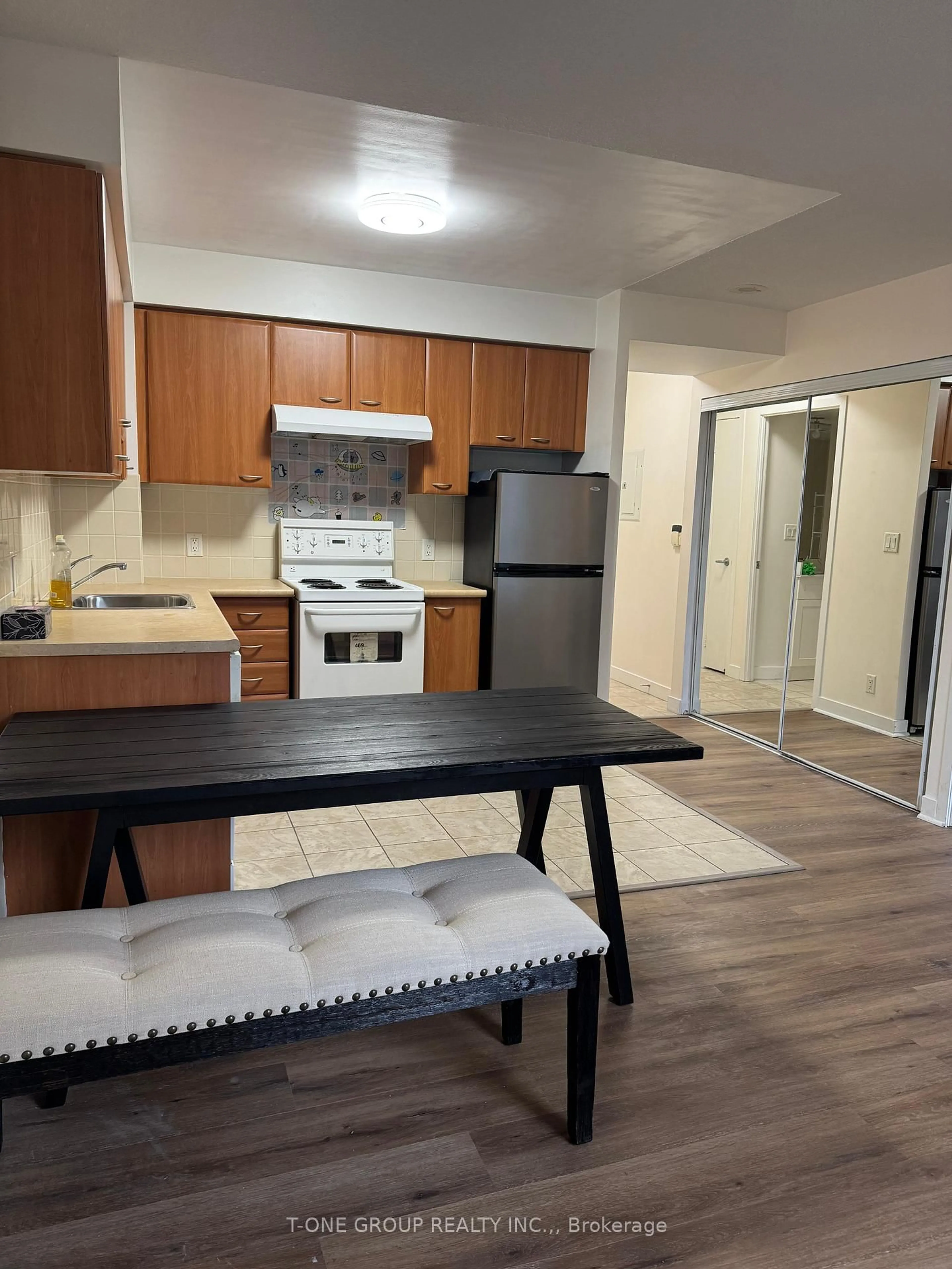 Standard kitchen, wood/laminate floor for 38 Lee Centre Dr #1111, Toronto Ontario M1H 3J7