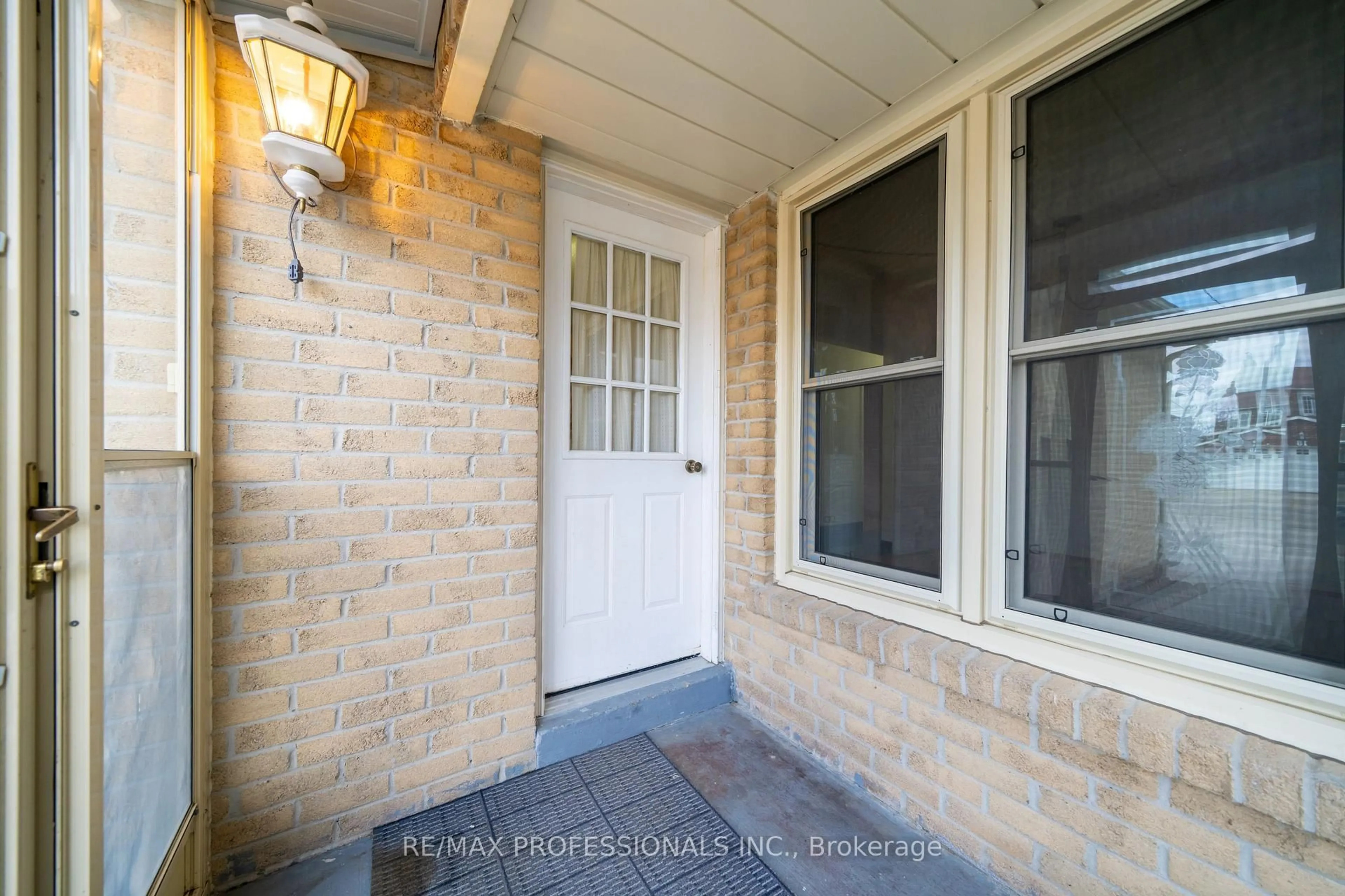 Indoor entryway for 23 Jacob Fisher Dr, Toronto Ontario M1B 4K3