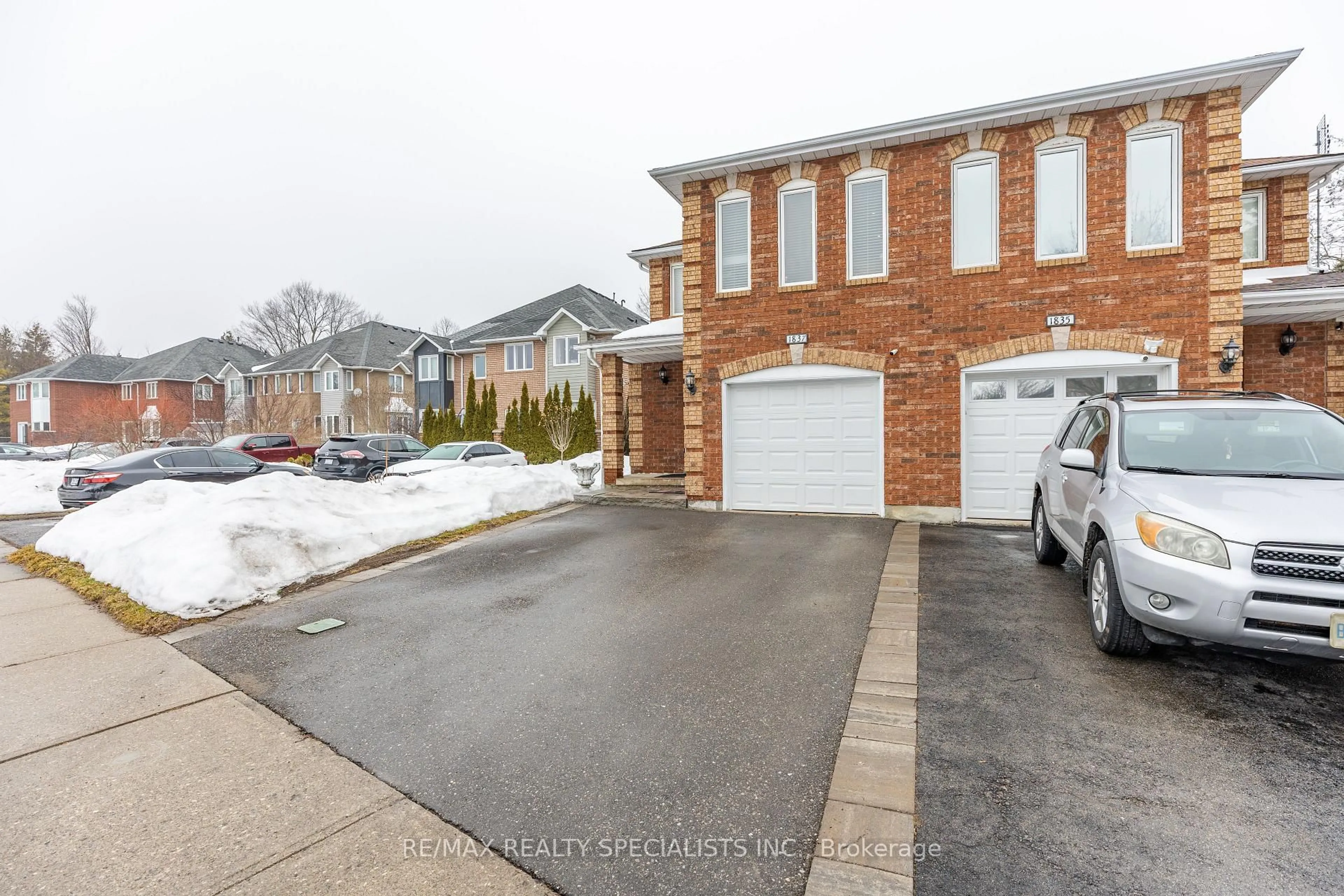 A pic from outside/outdoor area/front of a property/back of a property/a pic from drone, street for 1837 Valleyview Dr, Pickering Ontario L1V 6J5