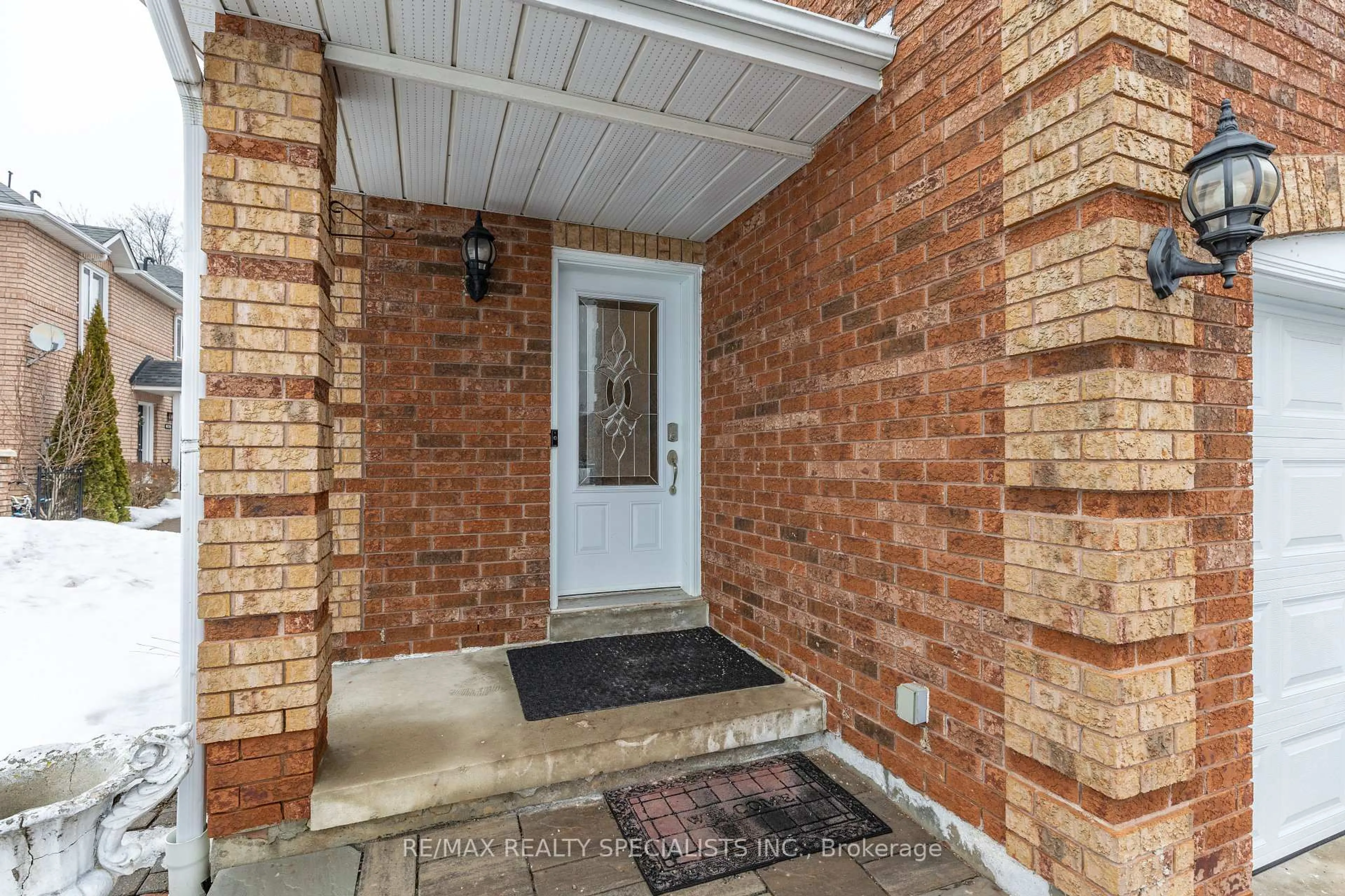 Indoor entryway for 1837 Valleyview Dr, Pickering Ontario L1V 6J5