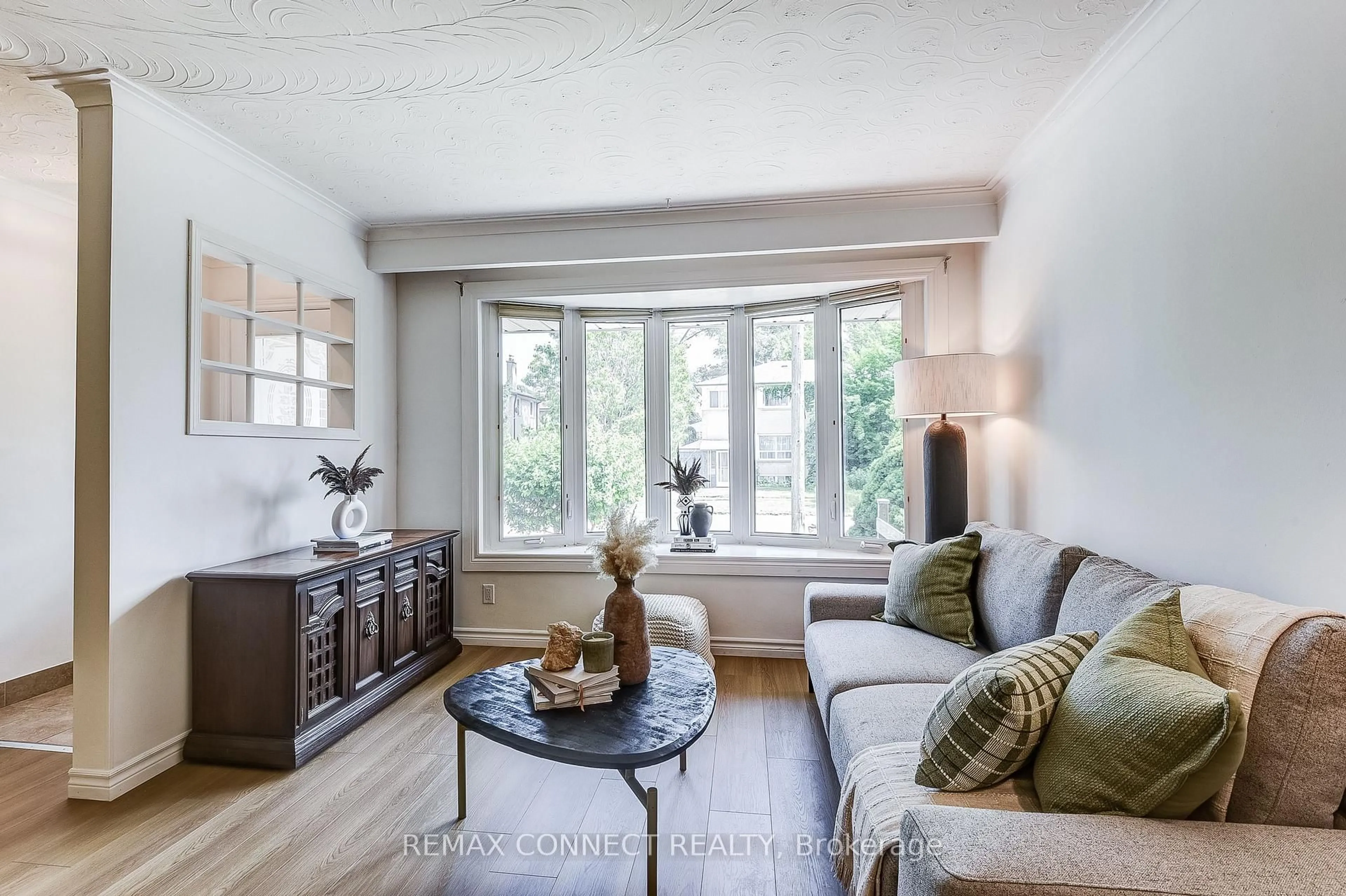 Living room with furniture, wood/laminate floor for 53 Glory Cres, Toronto Ontario M1E 2B9