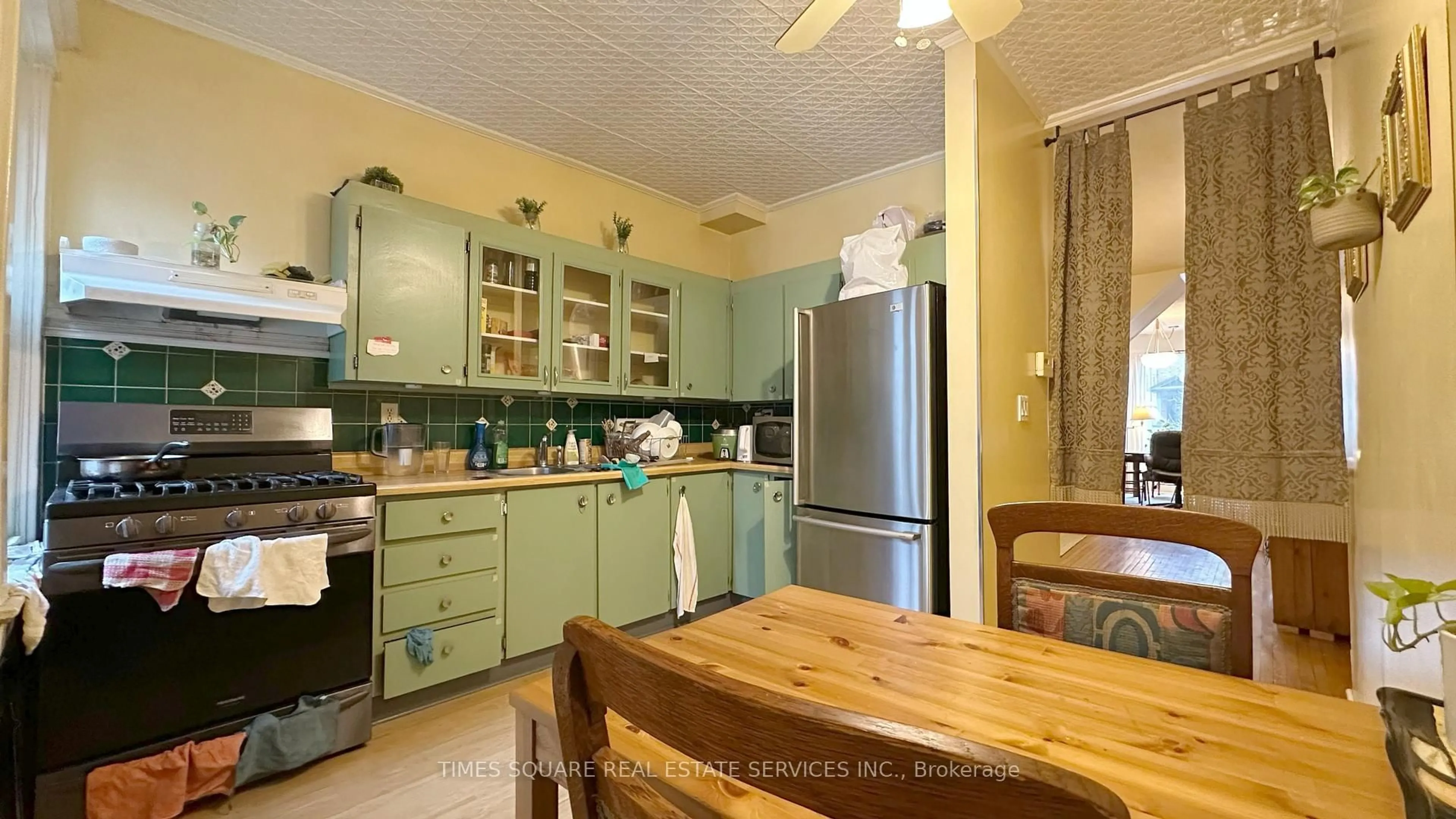 Standard kitchen, unknown for 7 Badgerow Ave, Toronto Ontario M4M 1T9